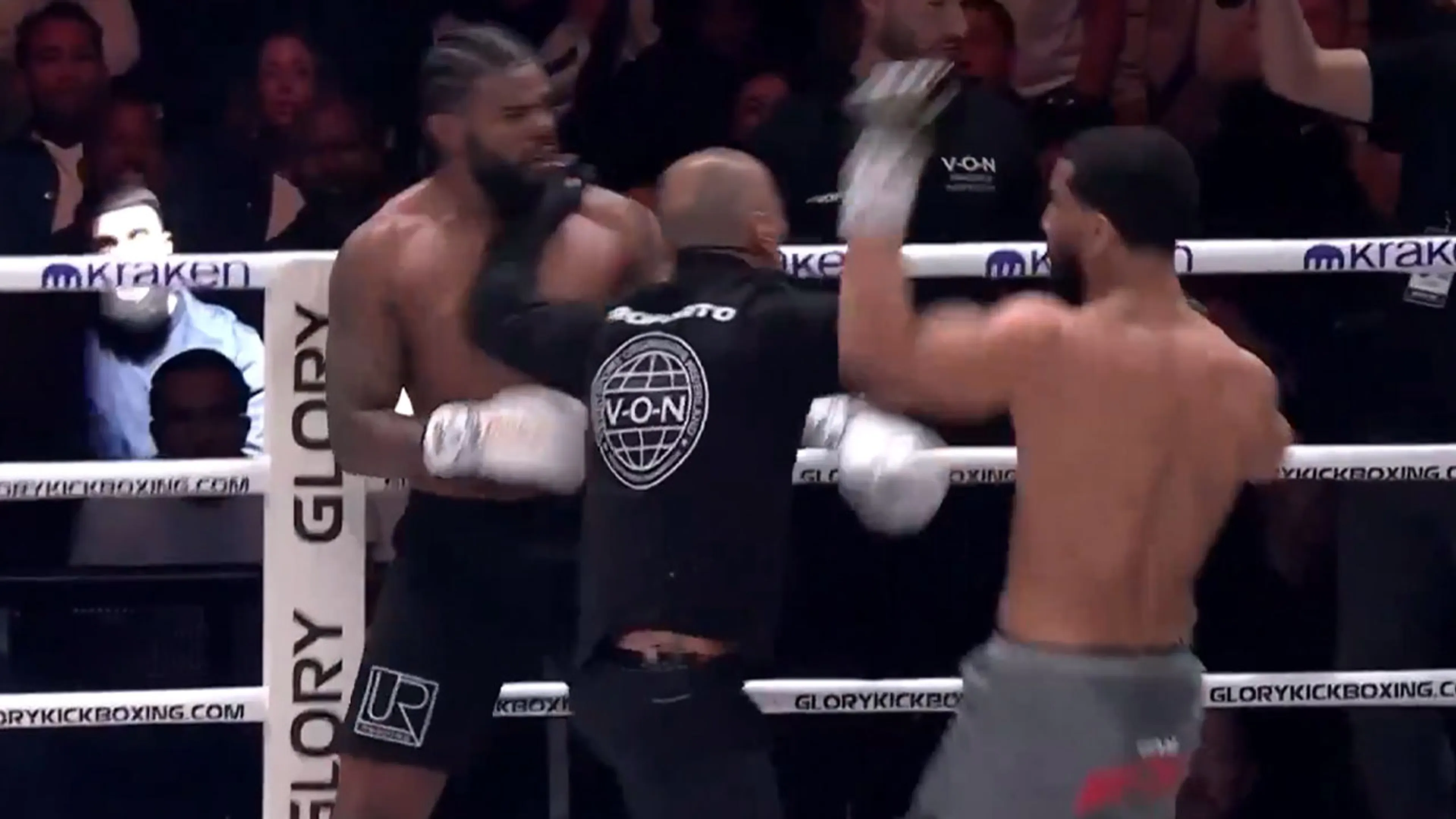 Video: kickboksers blijven doorgaan met vechten na bel bij Glory 107