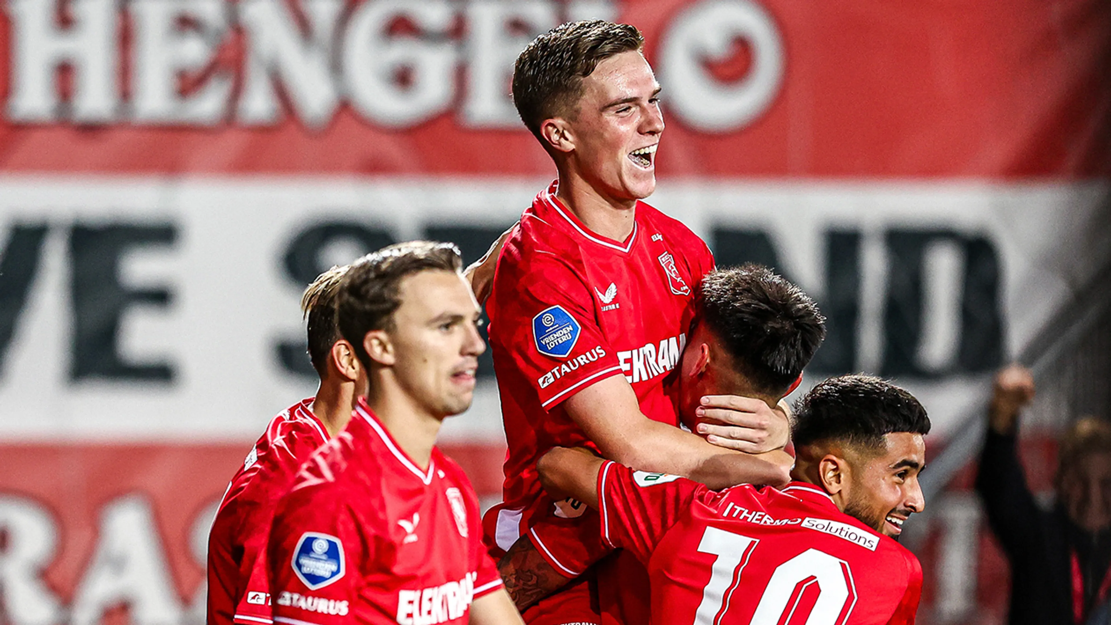 FC Twente doet goede zaken richting play-offs Conference League na overwinning op FC Riga