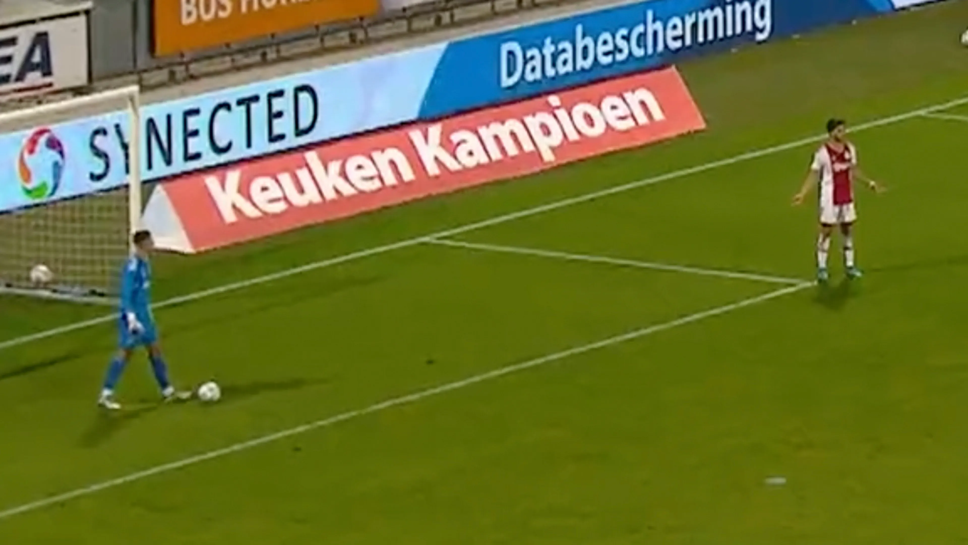 Kortsluiting bij Kik Pierie: verdediger gaat op kolderieke wijze in de fout tegen Roda JC