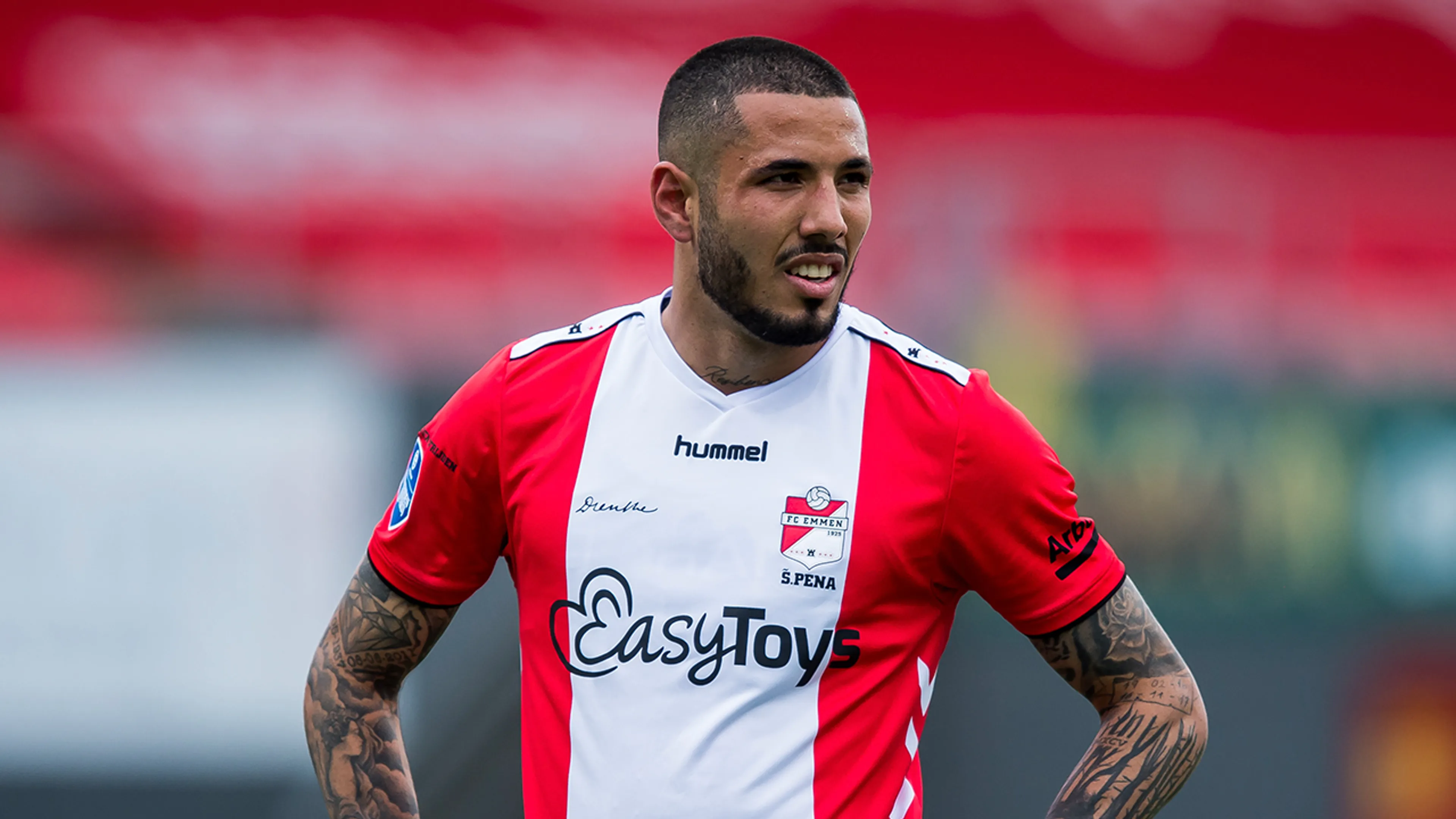 Emmen-speler Pena overvallen op straat: 'Ze richtten een pistool op me'