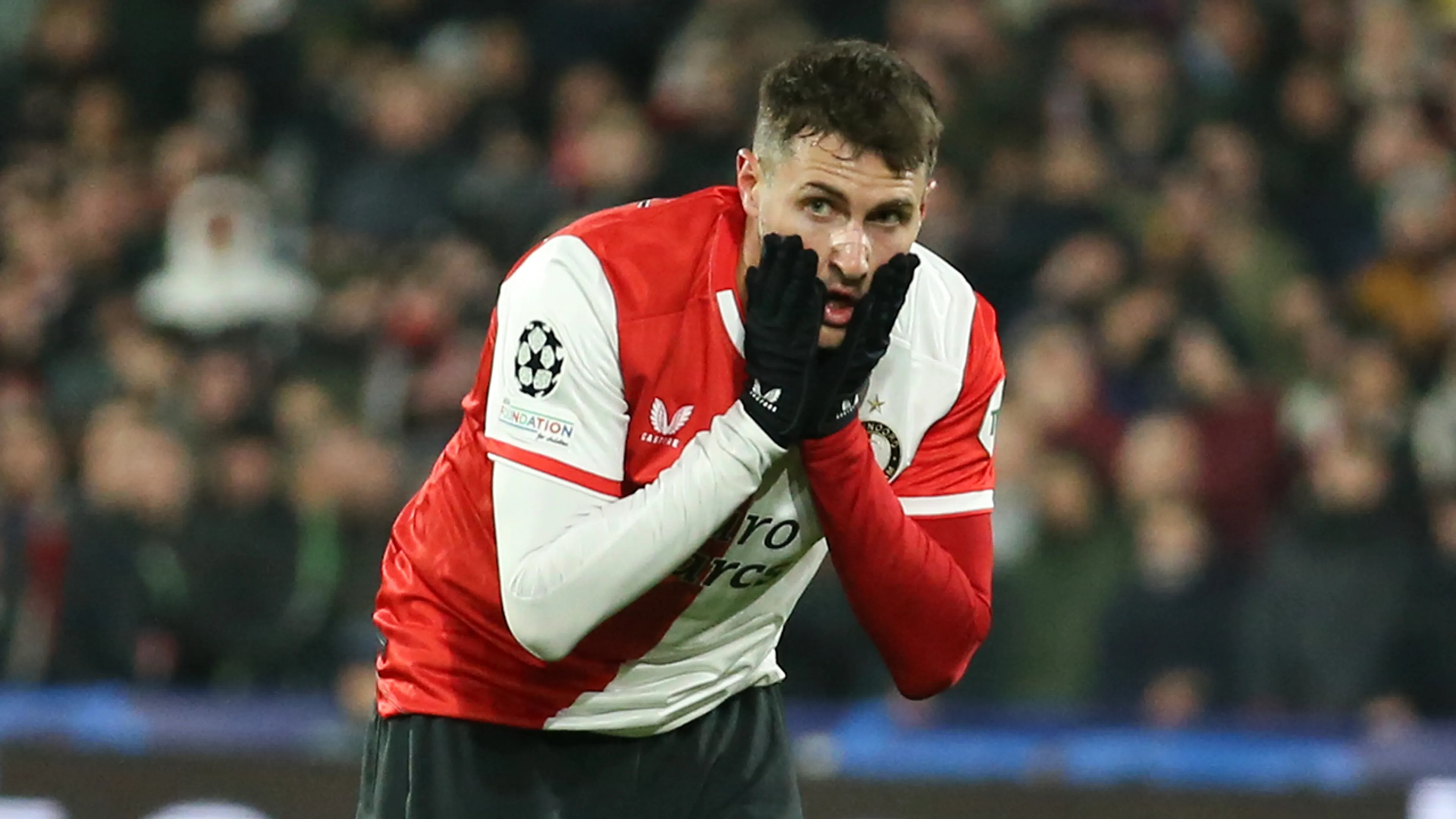 Kritiek op Santiago Giménez: 'Kan beter nog een jaar bij Feyenoord blijven'