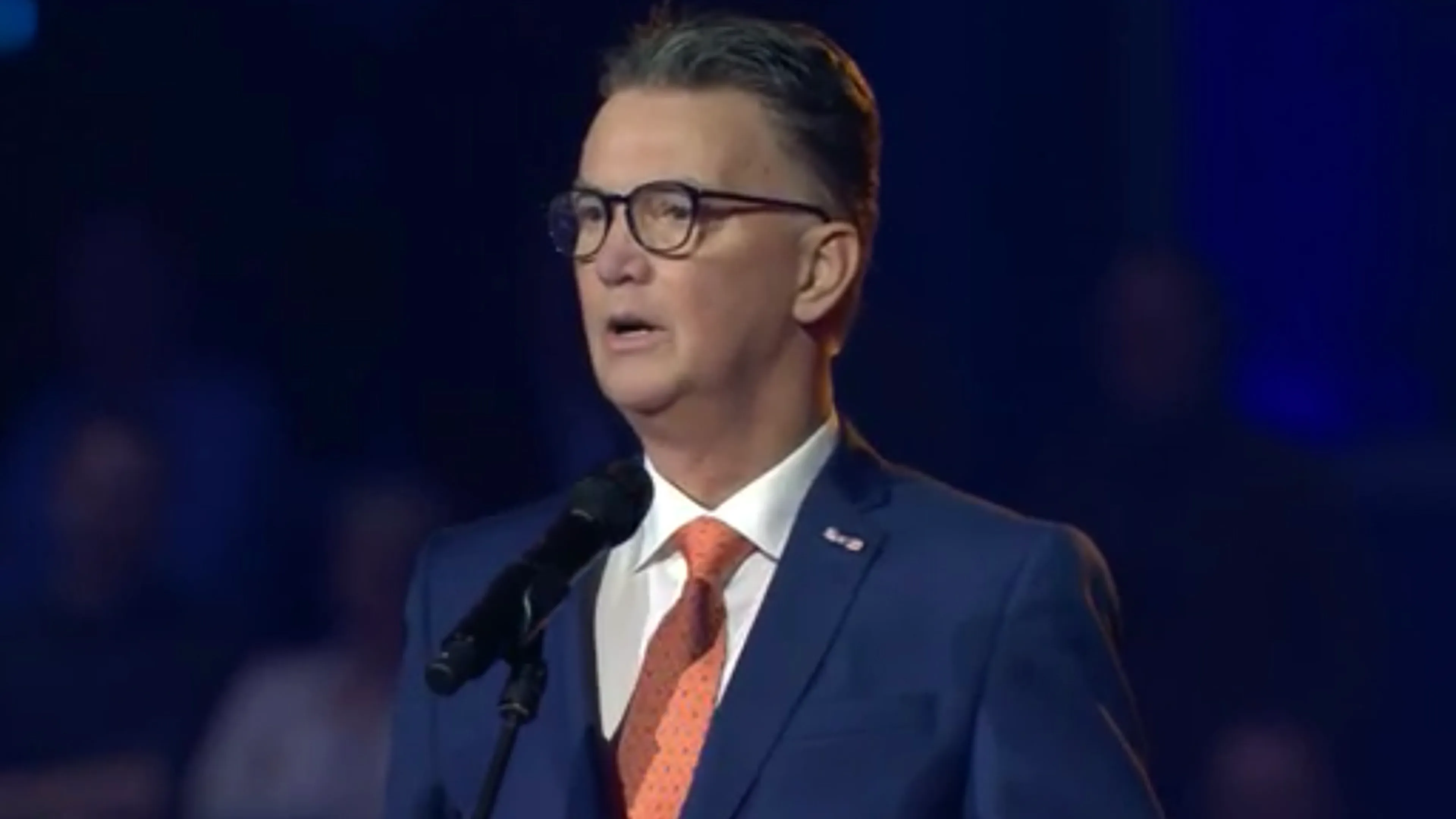 Louis van Gaal onverstaanbaar tijdens speech voor Ireen Wüst en Sven Kramer