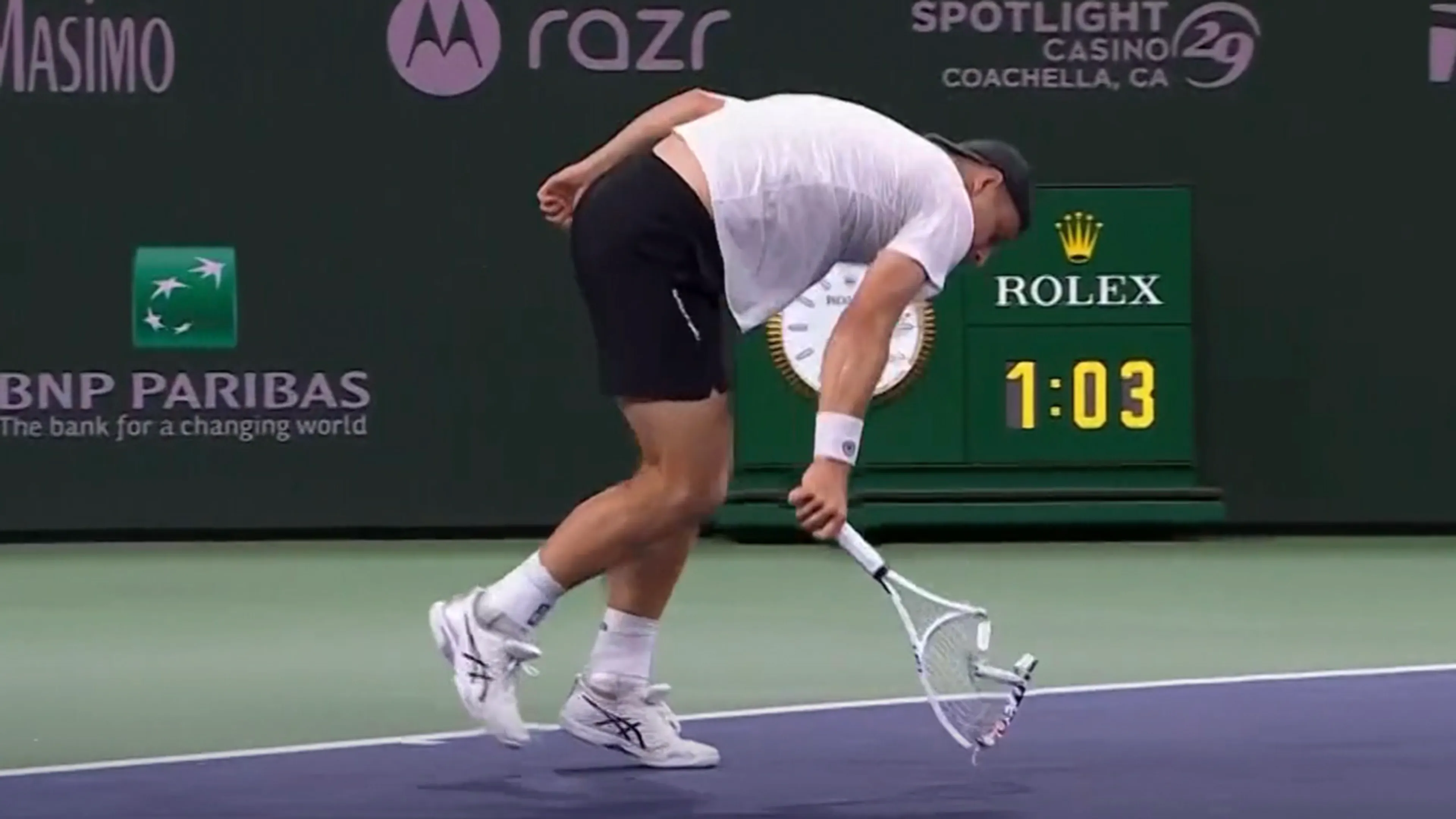 Video: Griekspoor slaat racket volledig aan flarden tijdens nederlaag op Indian Wells
