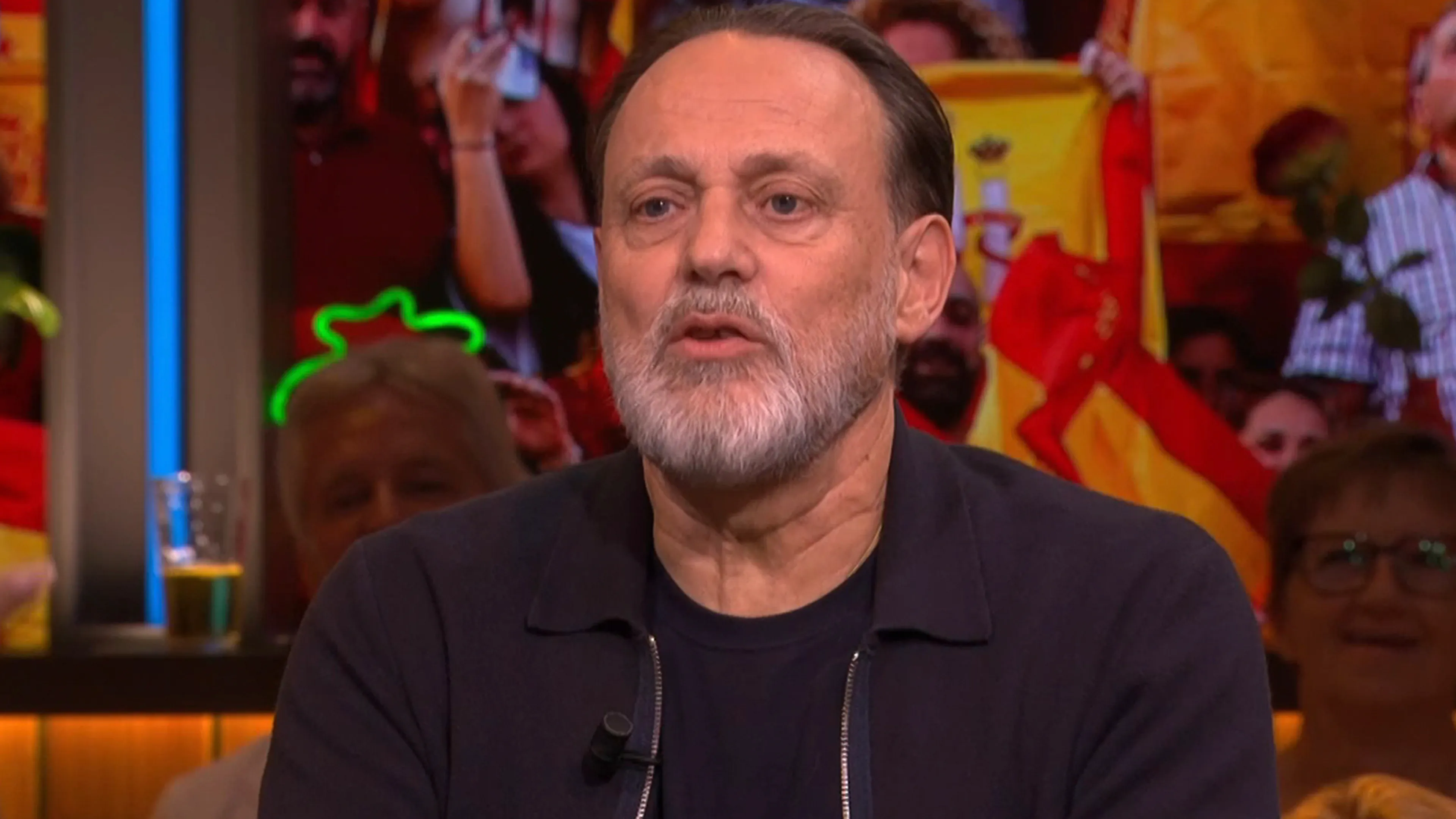 Hugo Borst over schrappen van woorden als 'homokroeg' in biografie Komrij: 'Geschiedvervalsing!'