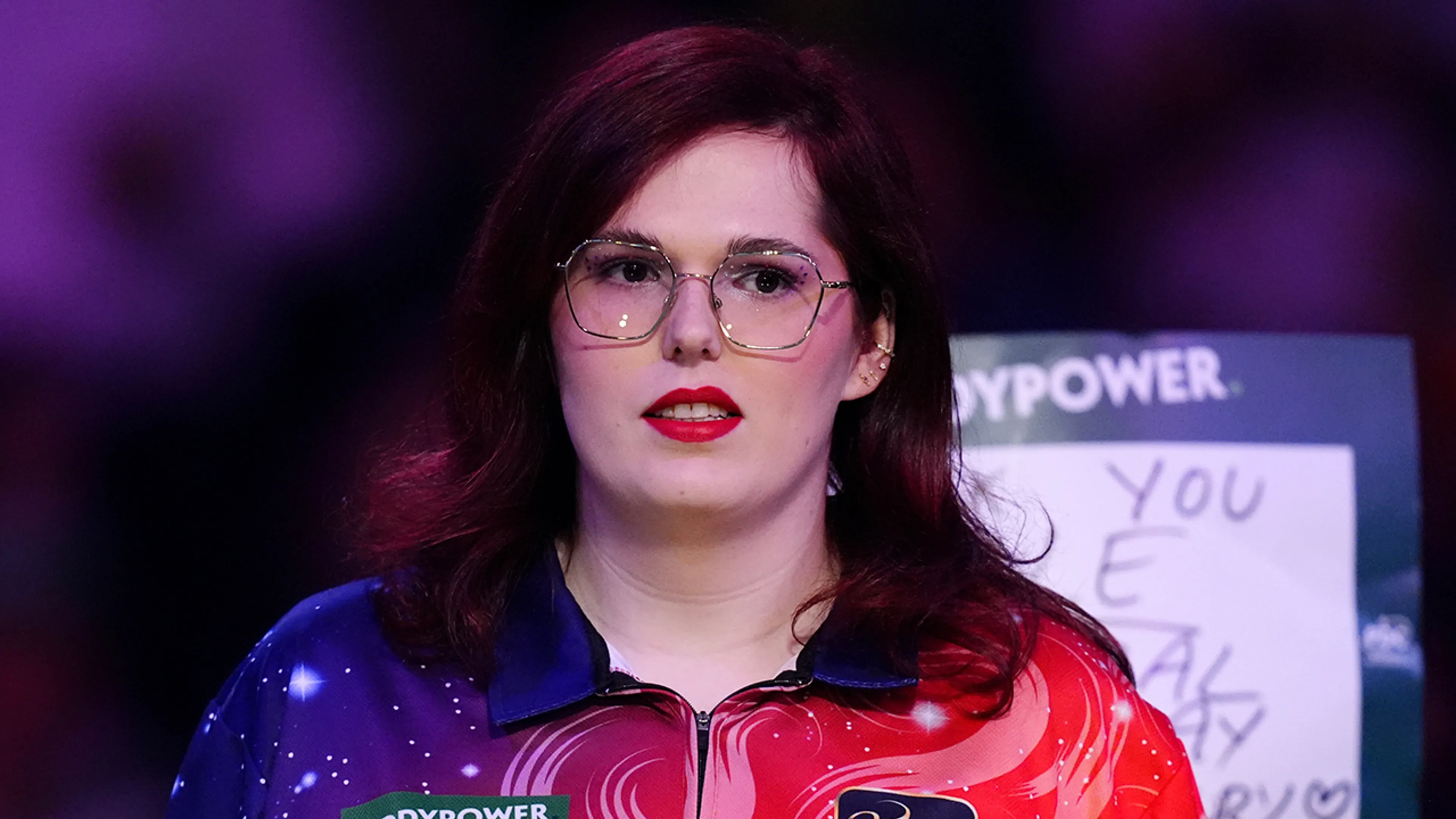 Dartster Noa-Lynn van Leuven mag niet meer meedoen aan vrouwentoernooien van PDC