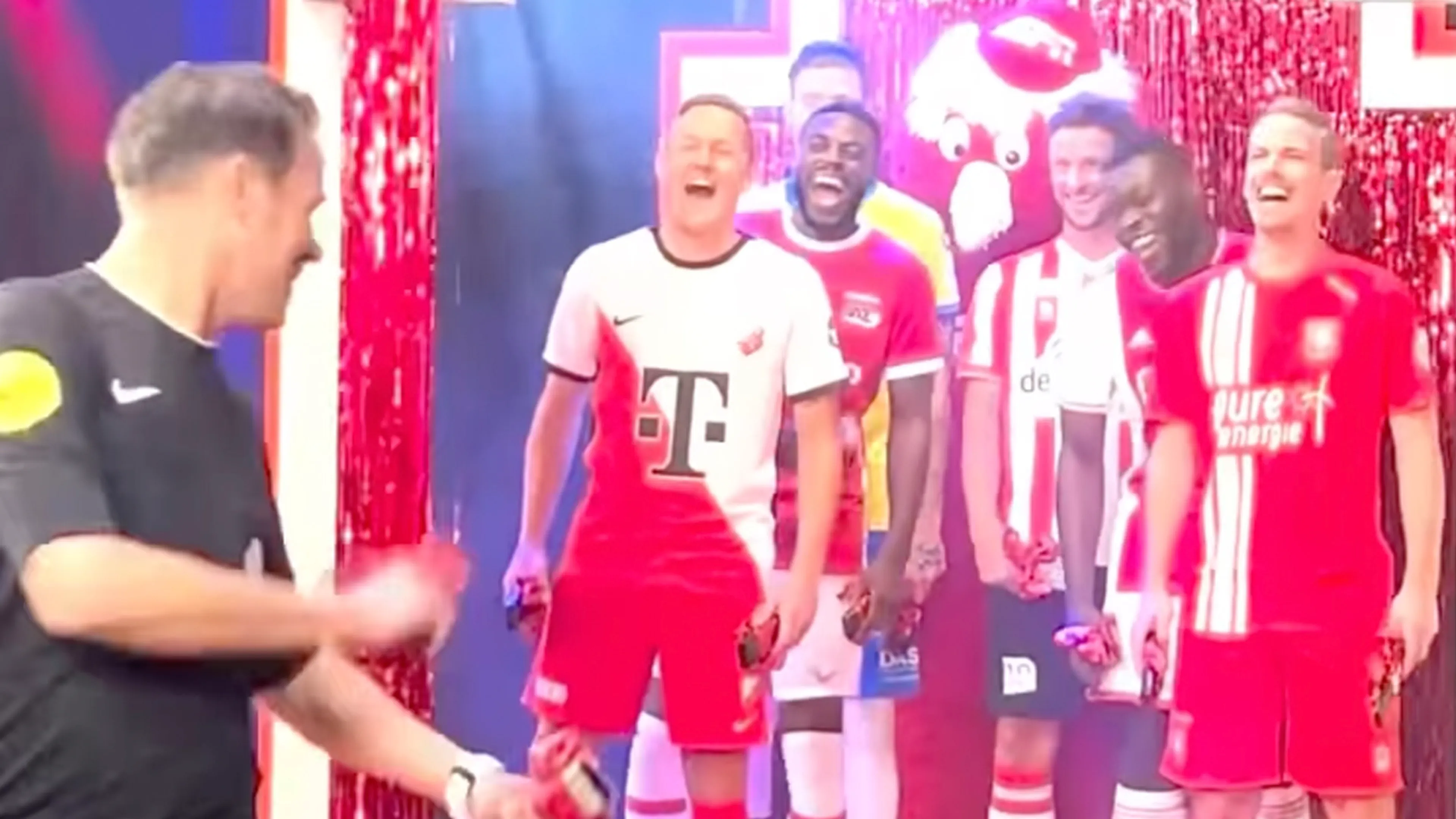 Eredivisie-spelers nemen Bas Nijhuis in de maling: 'Dit zijn al zes gele kaarten!'