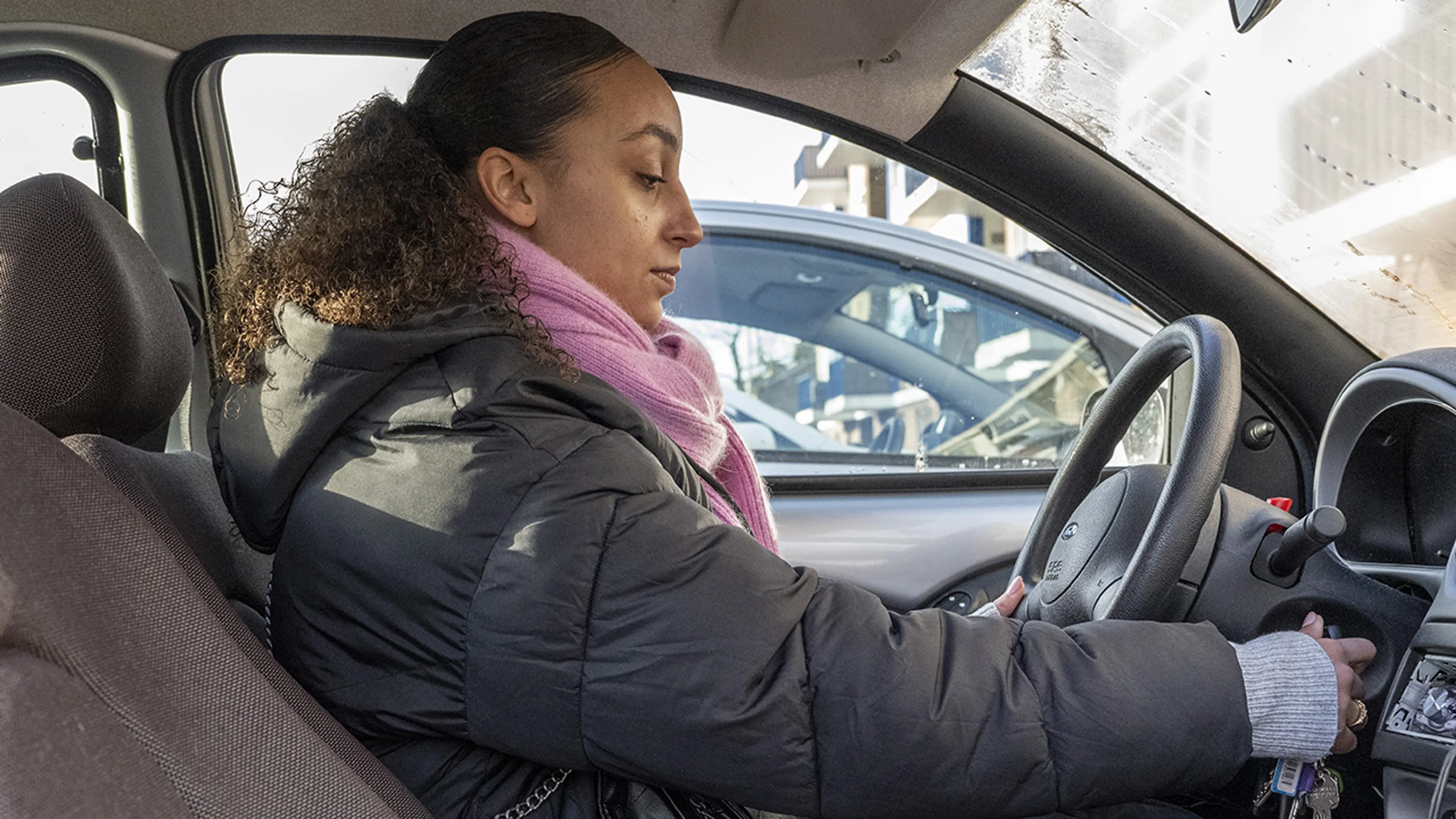 Opgelet: autorijden met dikke winterjas kan je een flinke boete opleveren!