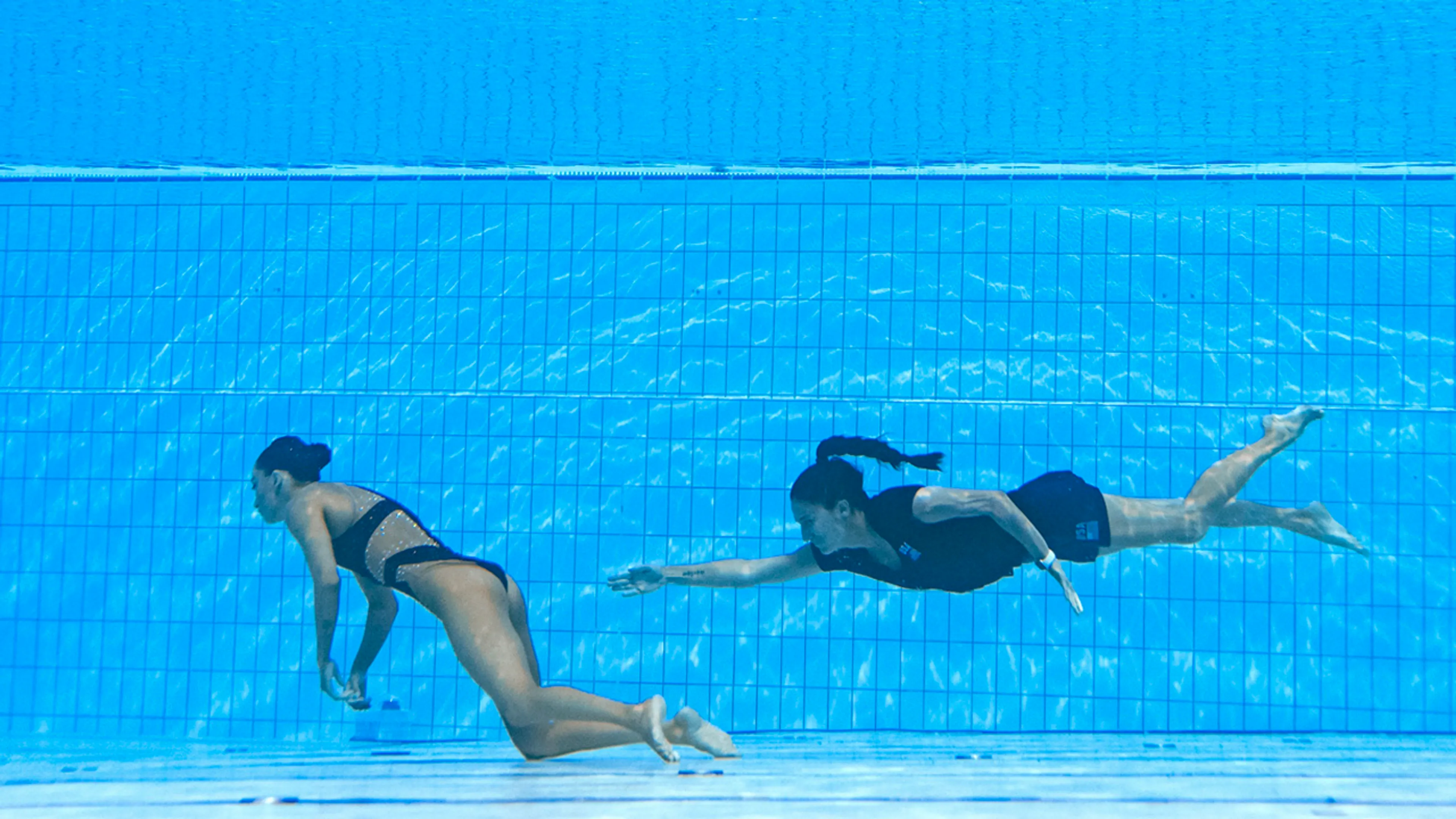 Coach redt synchroonzwemster die bewustzijn verliest tijdens WK-oefening