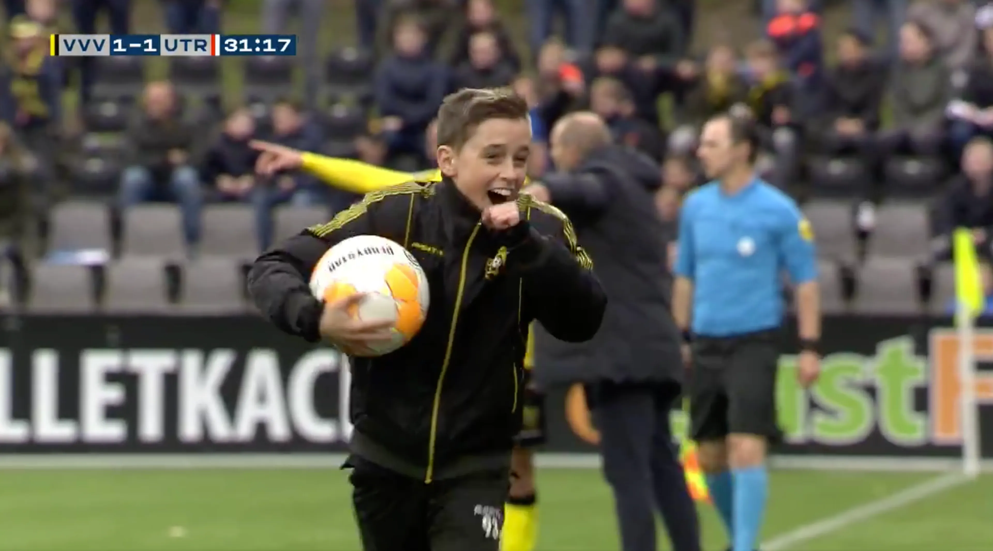 Ballenjongen Lars zorgt met snelle actie voor doelpunt VVV-Venlo