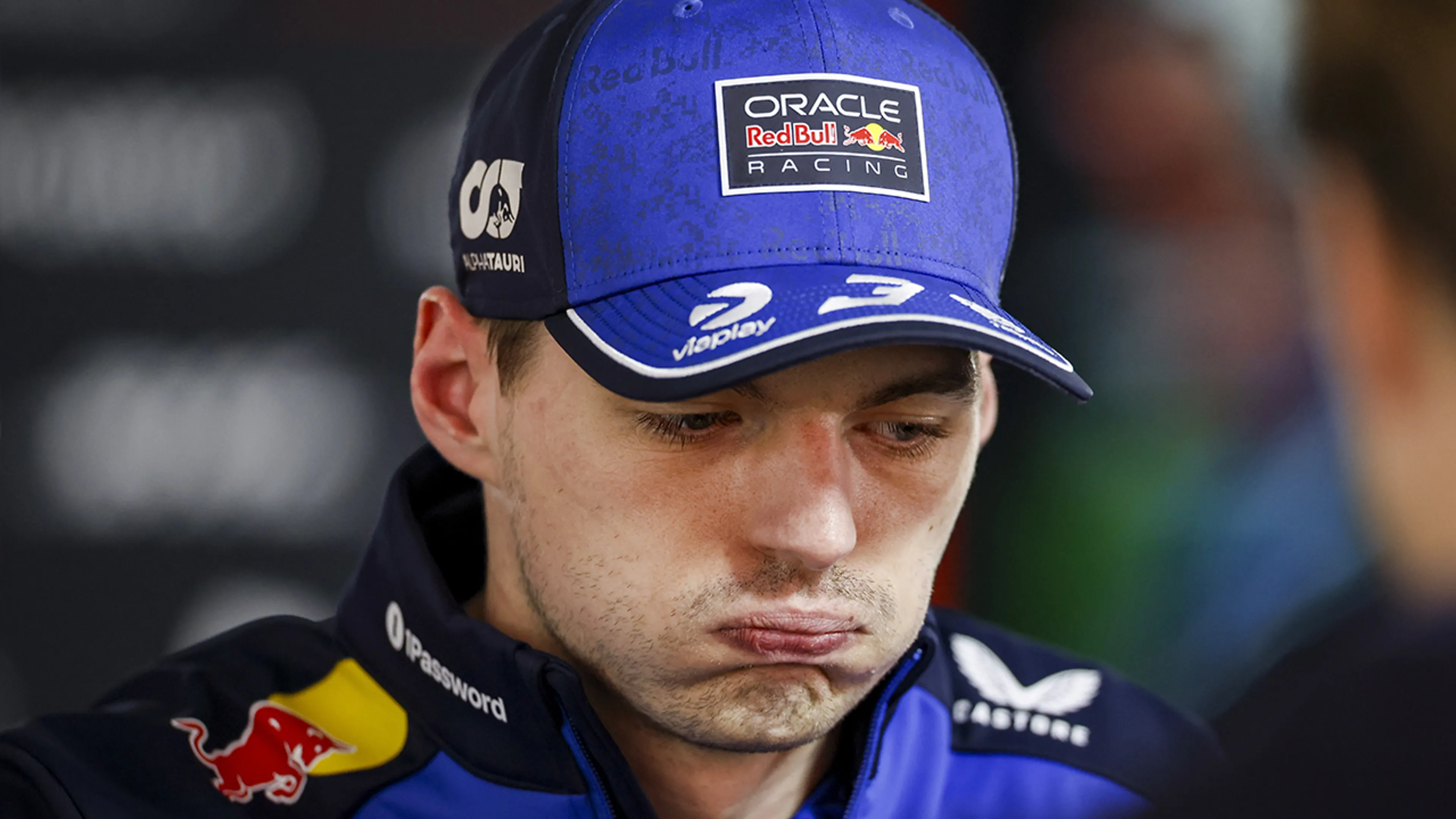 Max Verstappen vol ongeloof na pijnlijke uitvalbeurt in China: 'Ik kan beter als laatste starten'