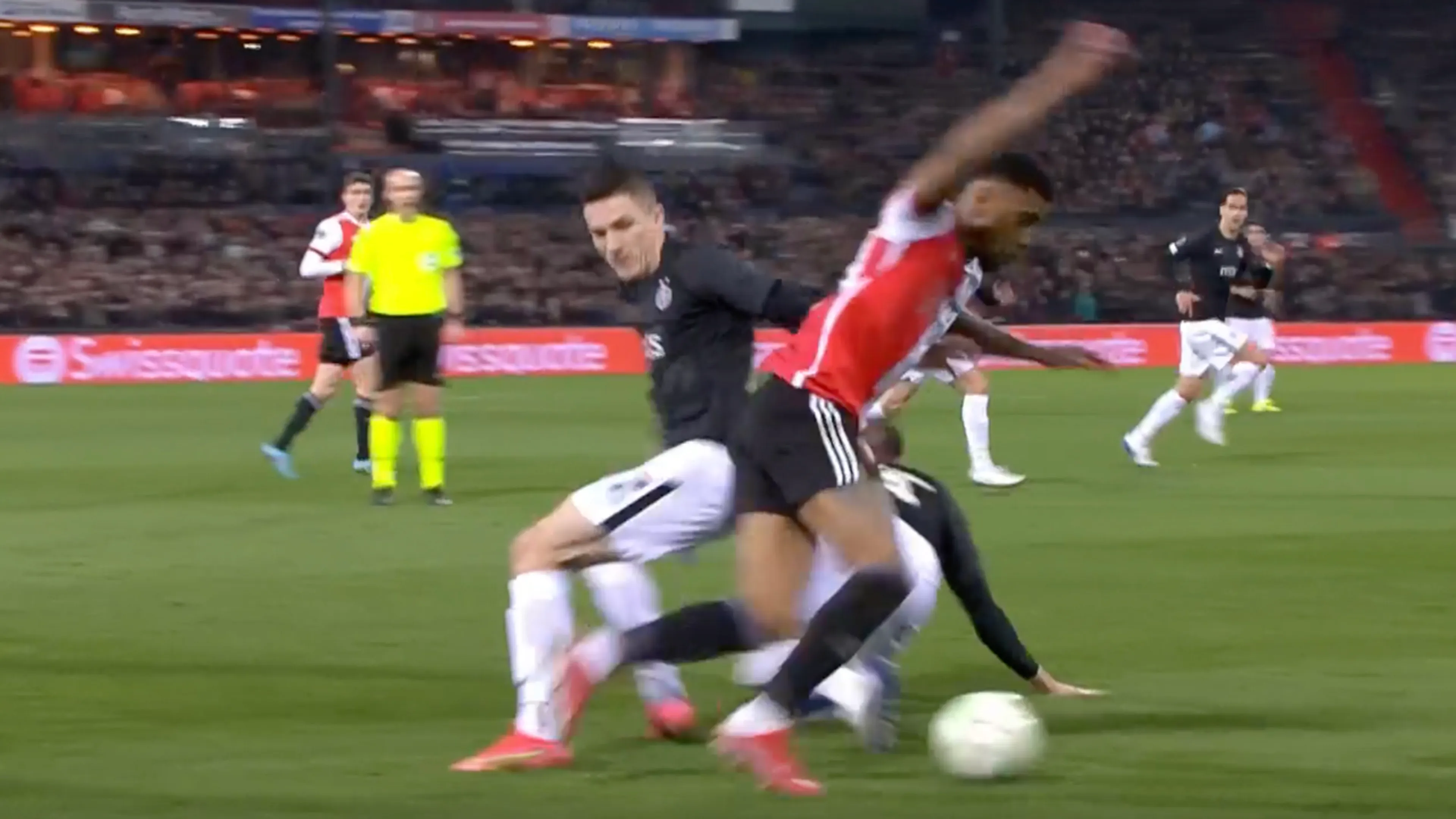 Reiss Nelson dolt twee spelers van Partizan Belgrado