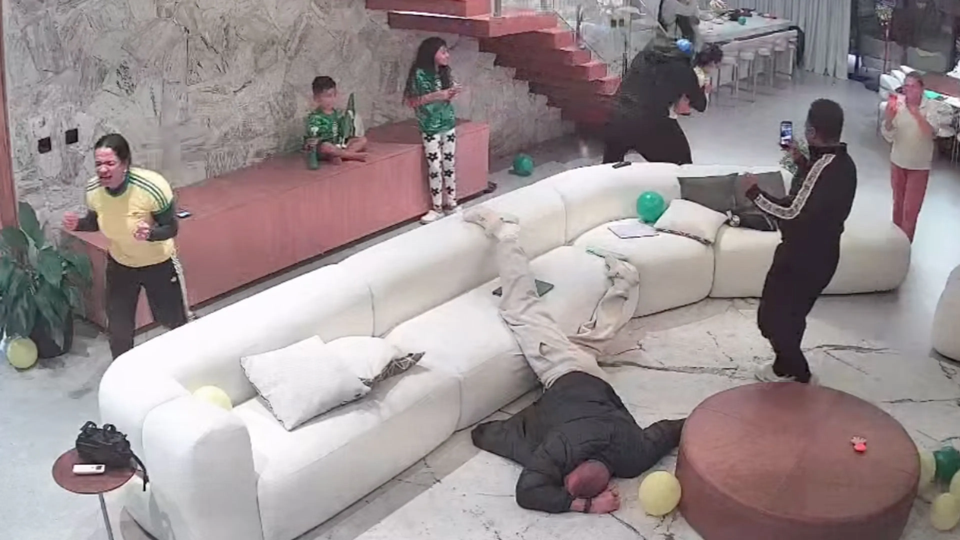 Video: Braziliaanse doelman valt flauw nadat hij hoort dat hij in WK-selectie zit