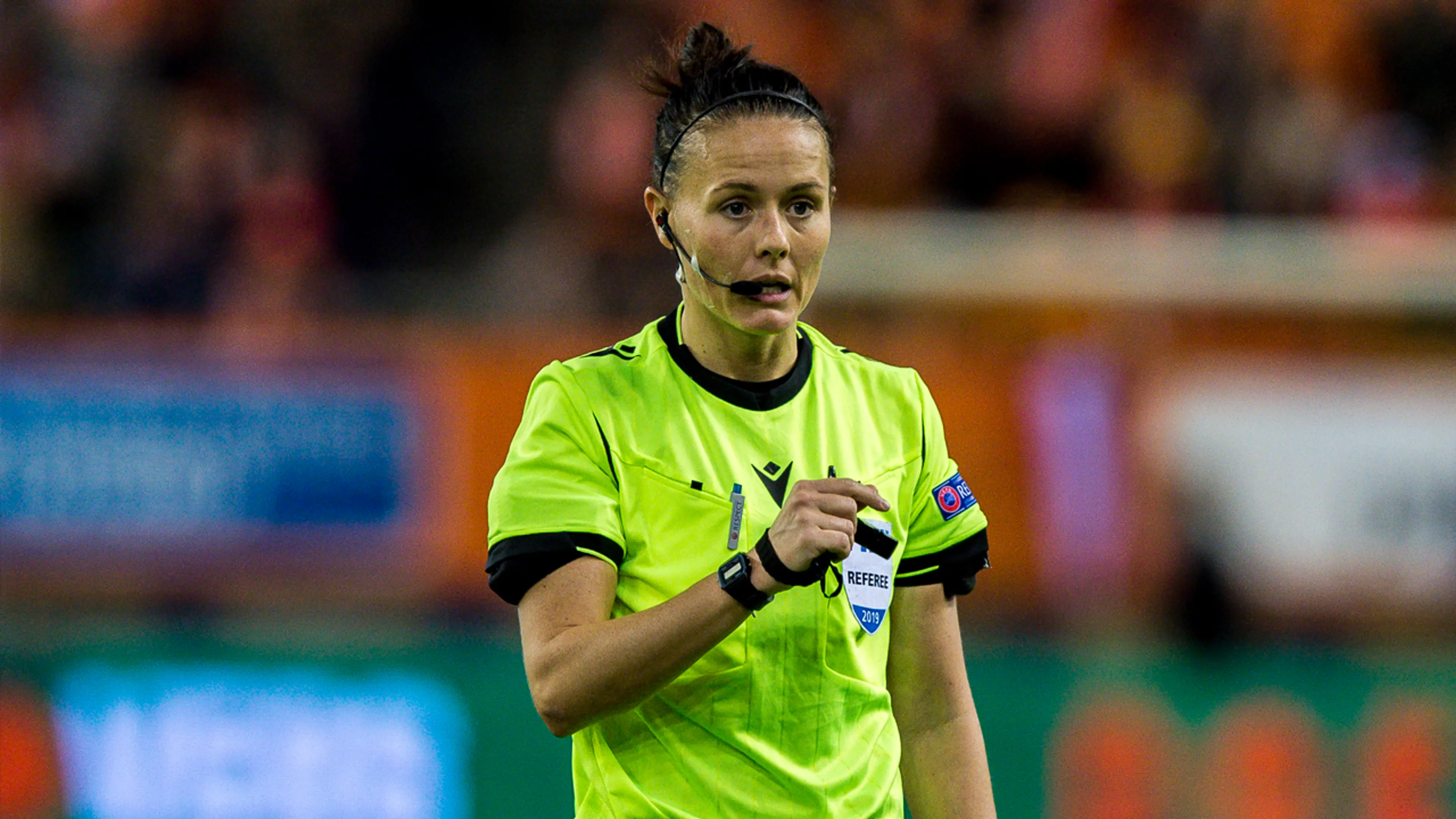 Voor het eerst vrouwelijke scheidsrechter in Engels profvoetbal