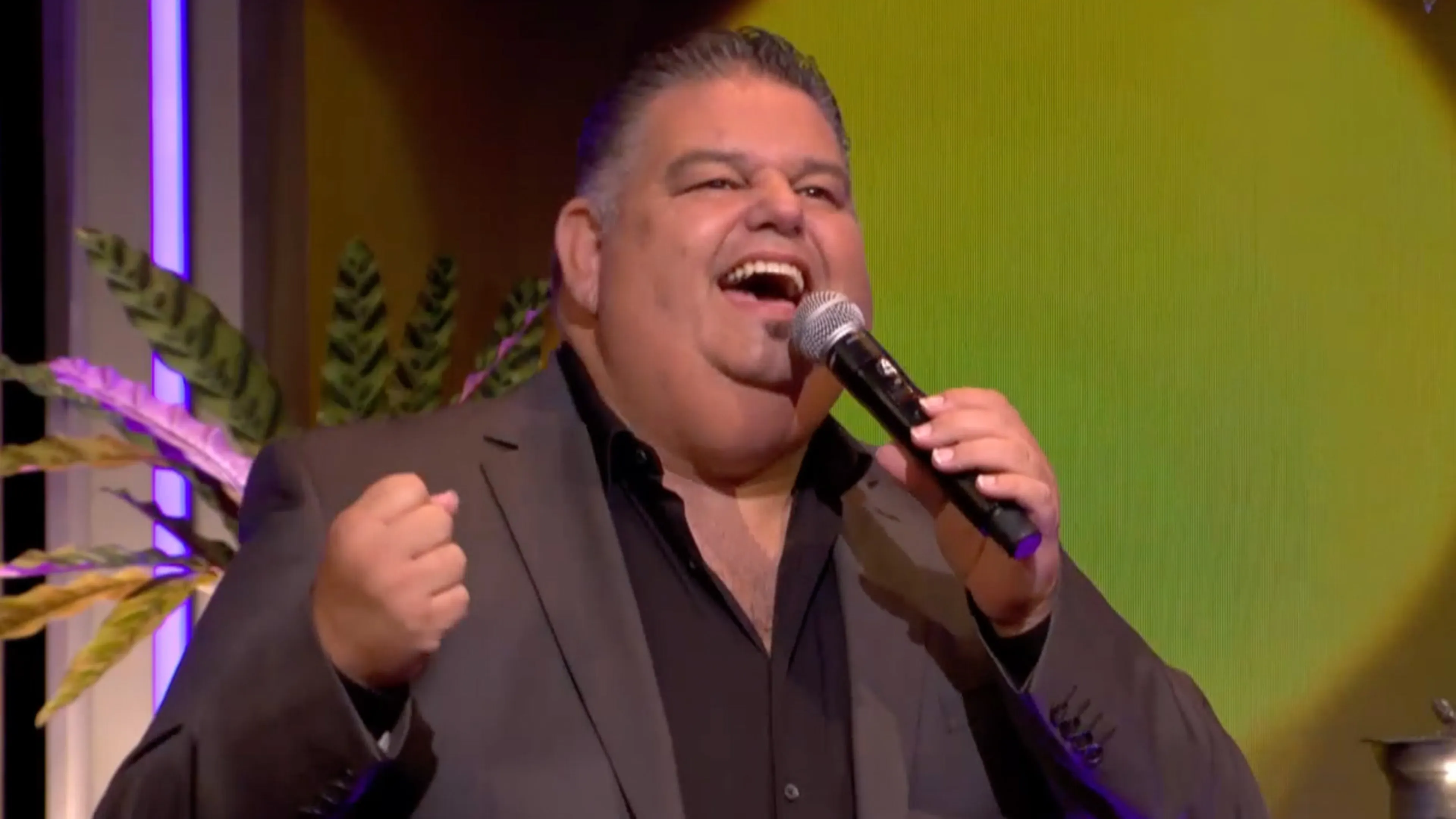 Django Wagner zorgt tijdens de commercialbreak voor héérlijke sfeer met 'Kali' en 'Als Jij Niet Kiezen Kan'