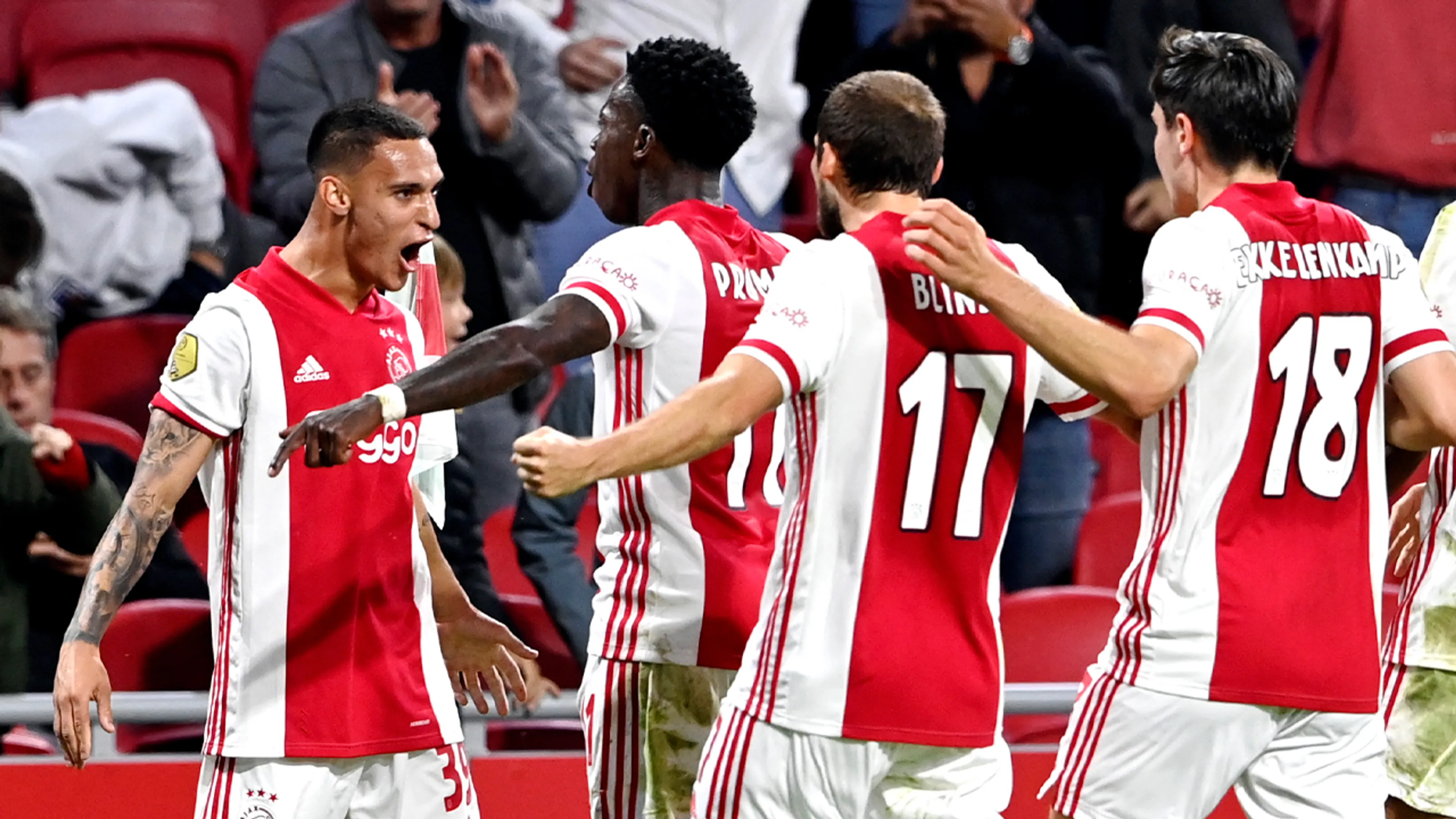 Ajax knokt zich met tien man naar zege op Vitesse