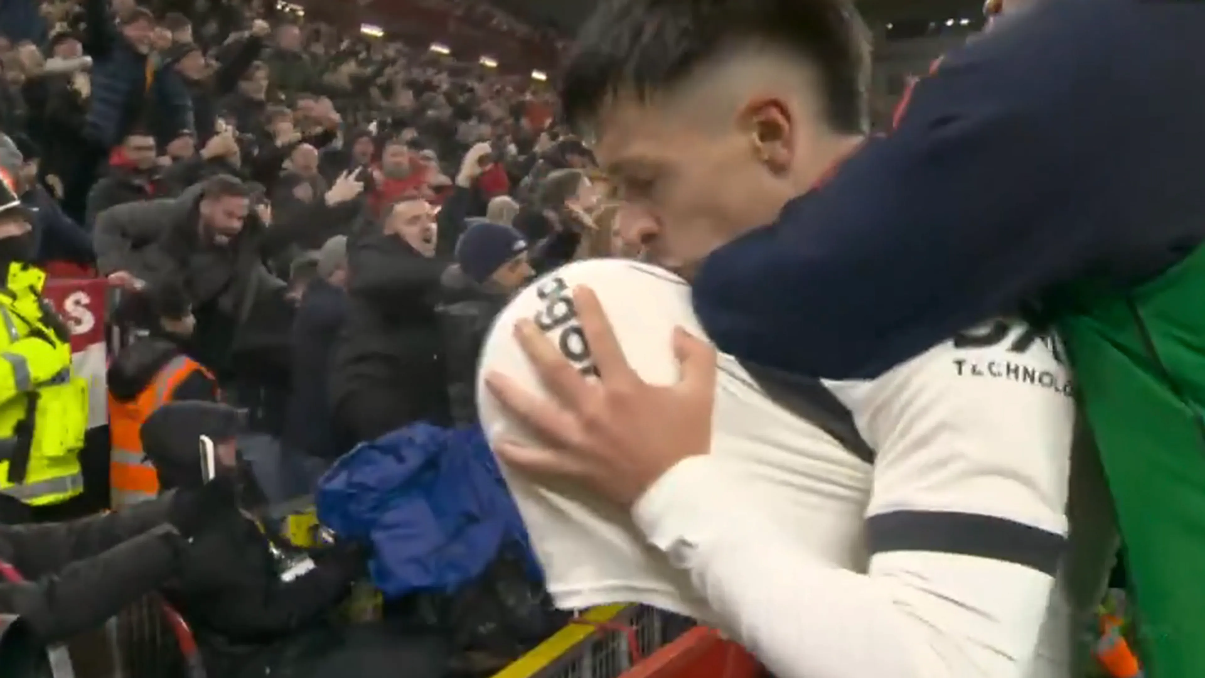 Videogoal: Lisandro Martínez schiet Manchester United op voorsprong bij Liverpool