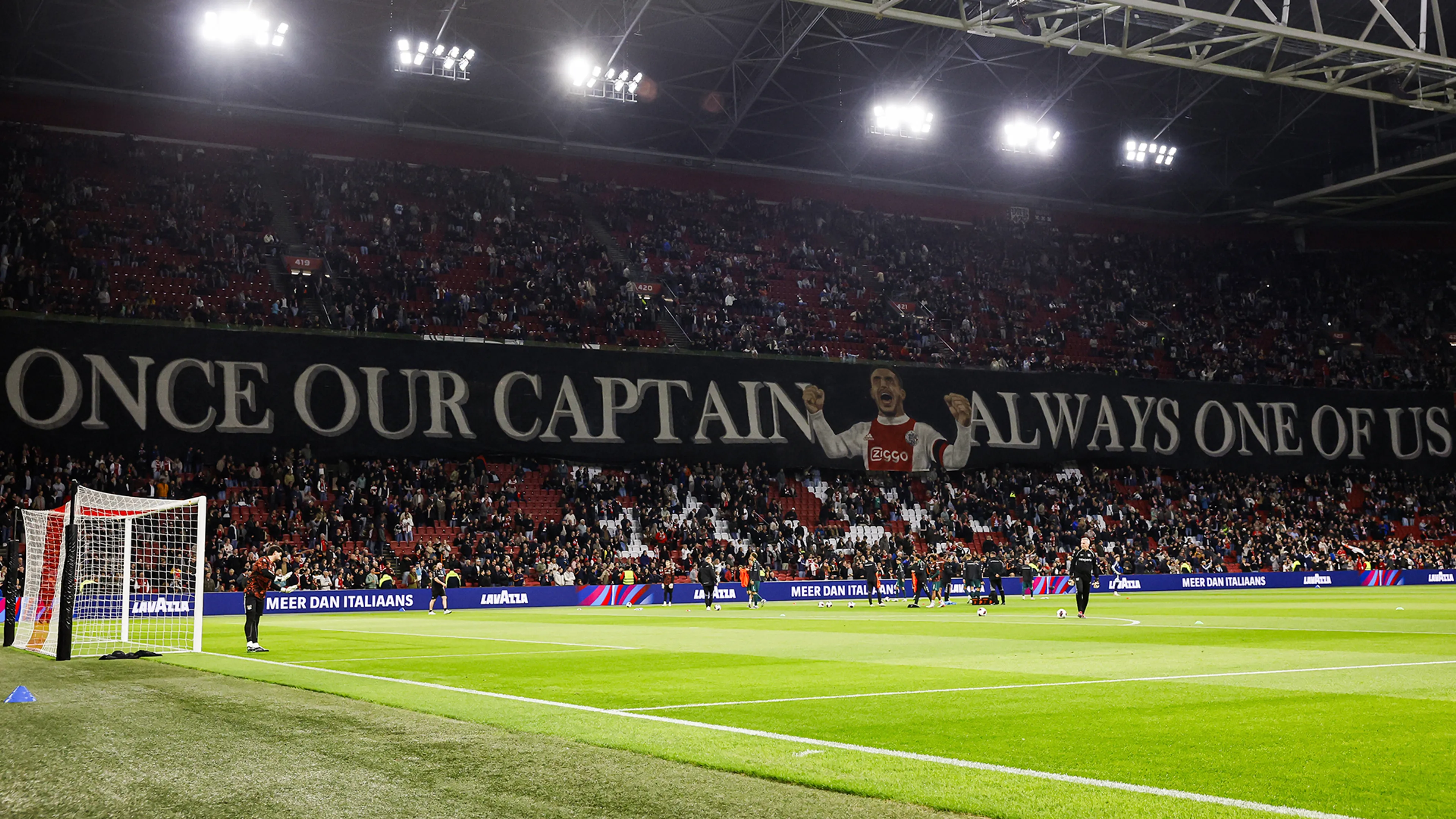 Dušan Tadić wordt met open armen onthaald bij terugkeer in de Johan Cruijff ArenA