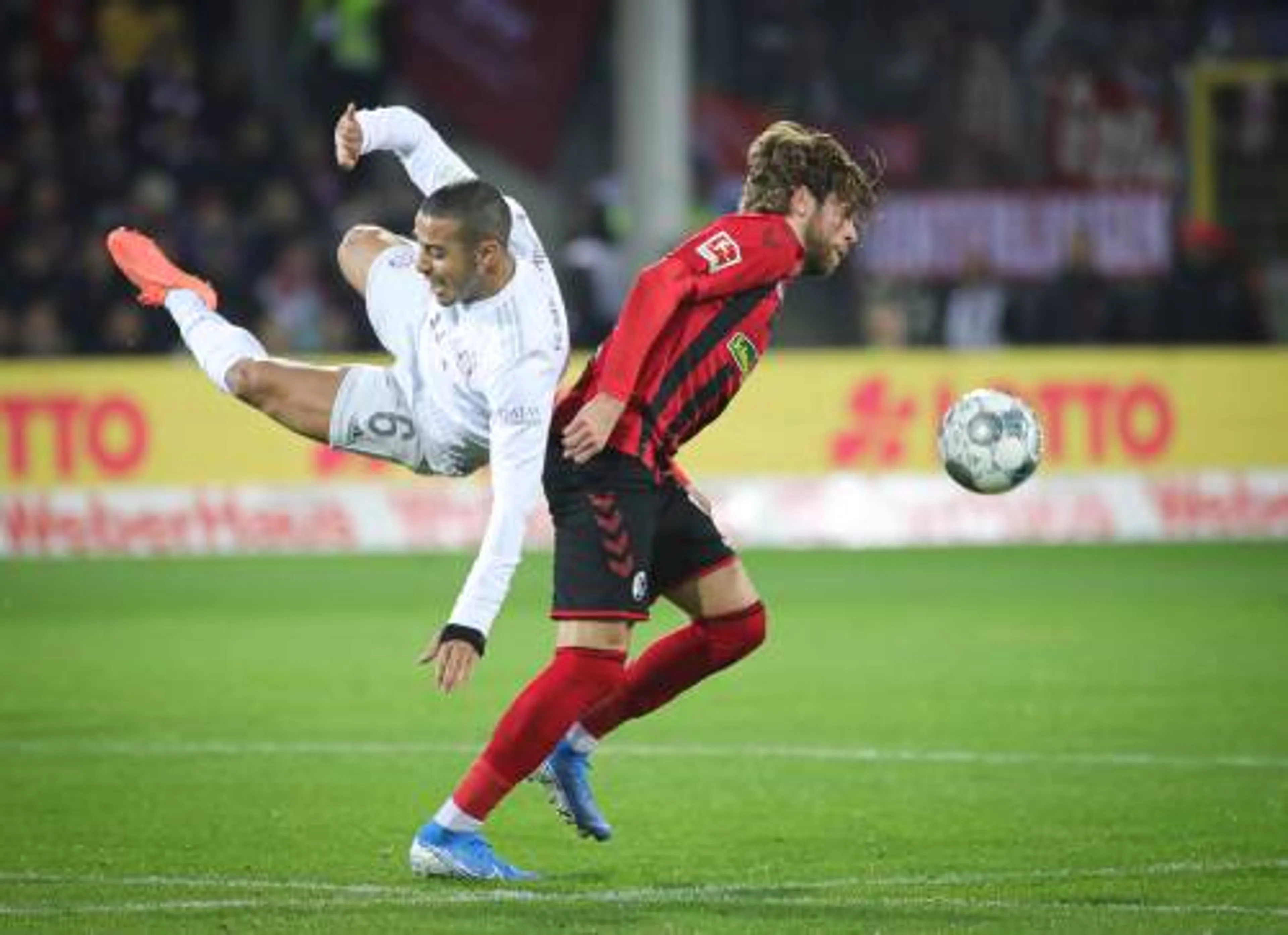 Zirkzee redt Bayern München in extra tijd