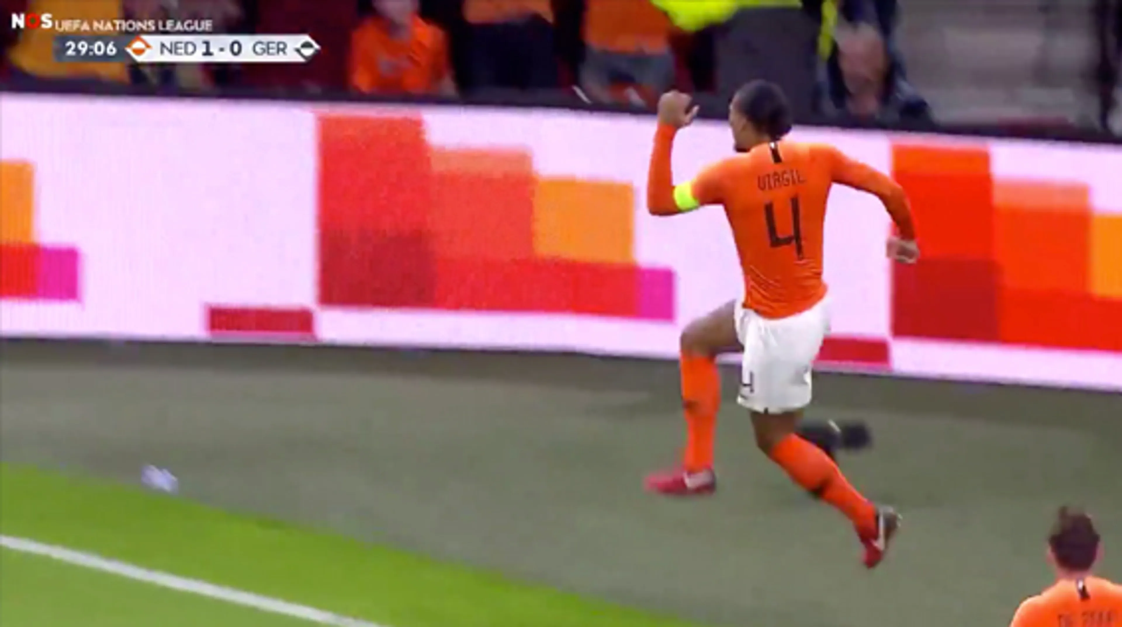 BAM! Aanvoerder Virgil van Dijk kopt de 1-0 binnen
