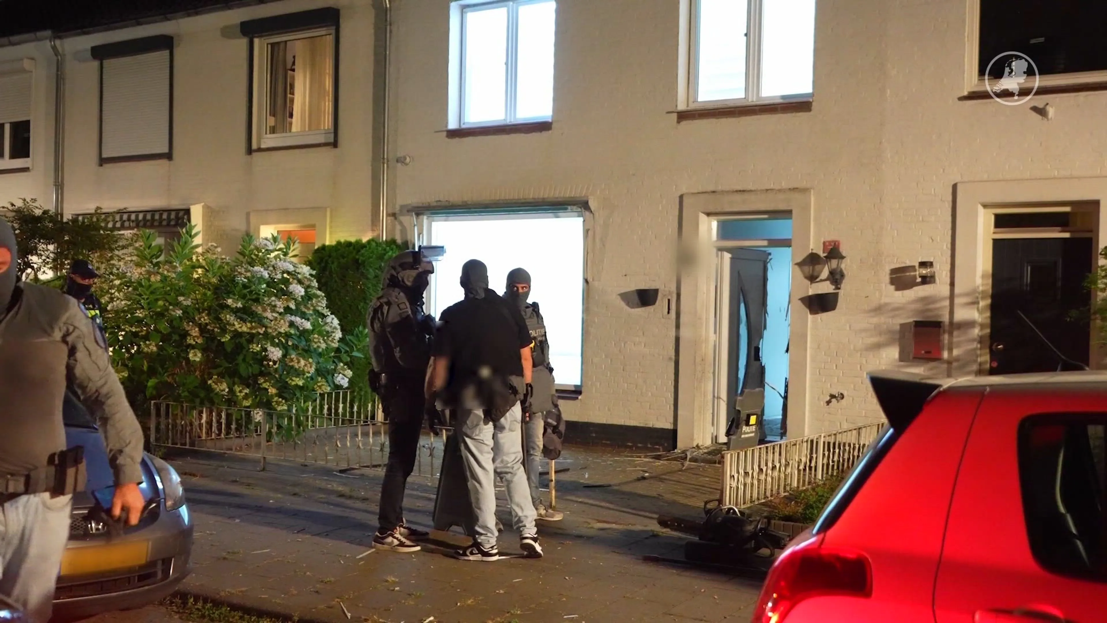 DSI valt woningen binnen in Eindhoven en Rotterdam, meerdere aanhoudingen