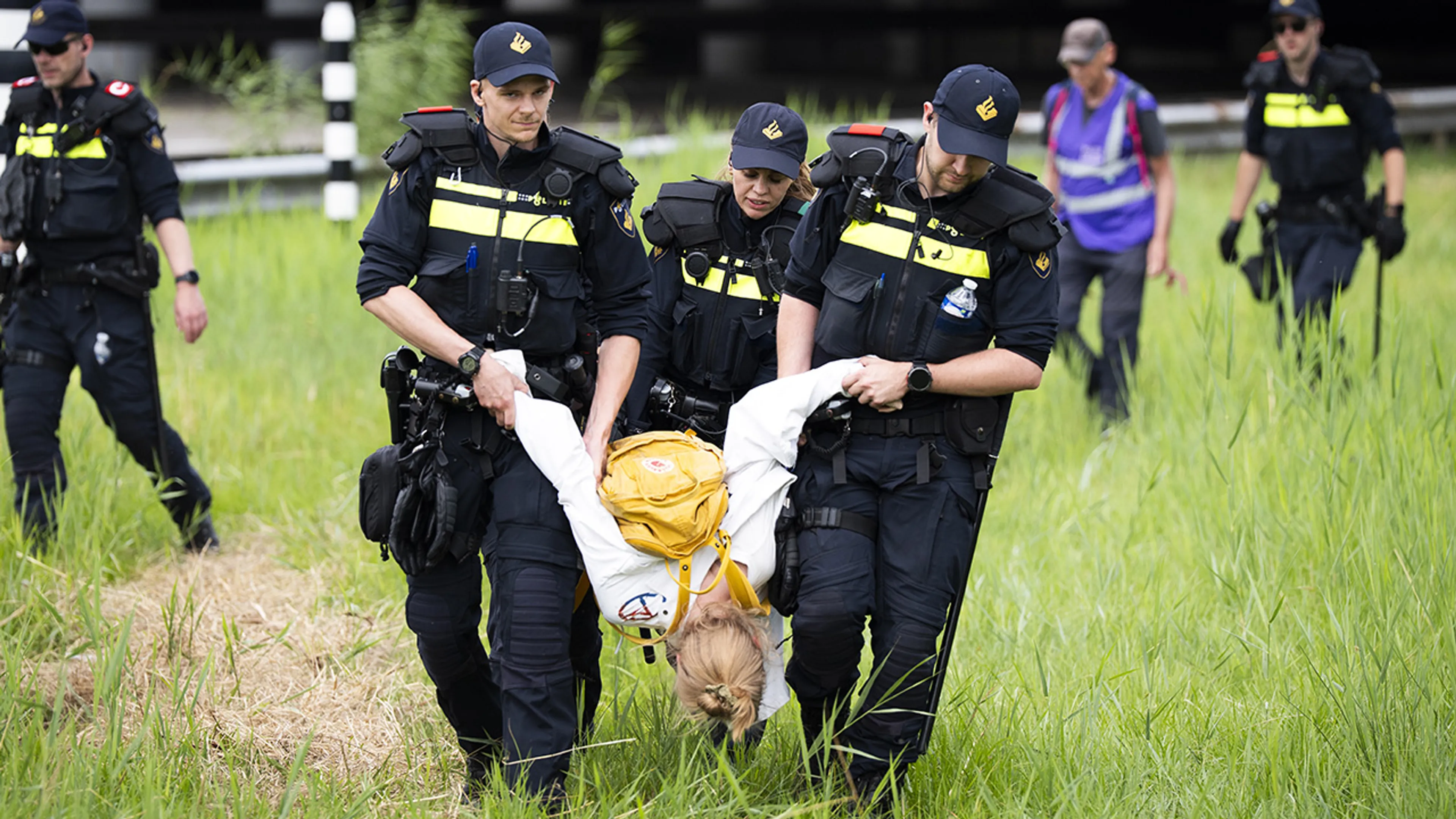 Ruim 270 Extinction Rebellion-demonstranten aangehouden na poging de A12 te blokkeren