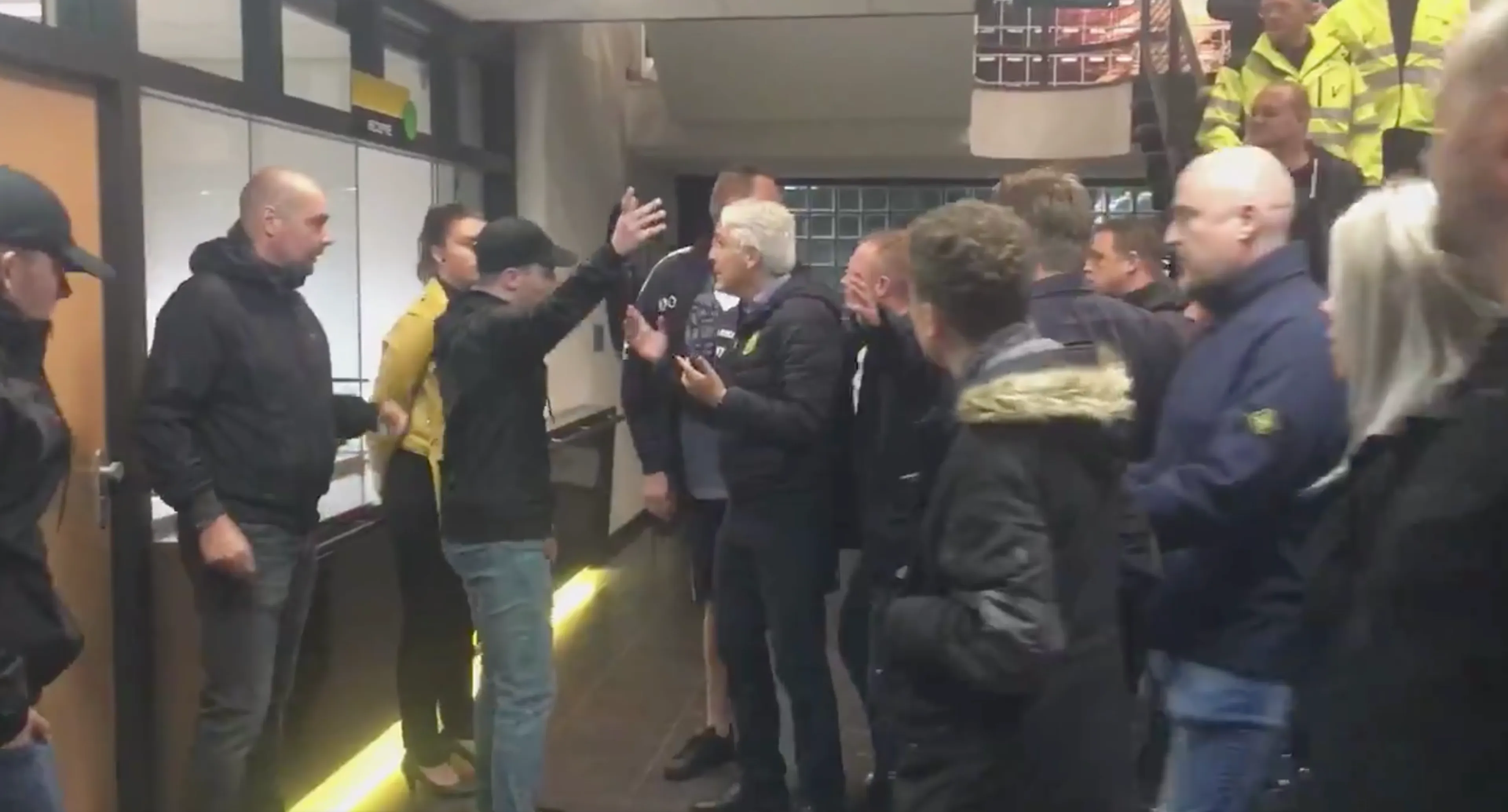 Roda-fans jagen 'geldschieter' het stadion uit 