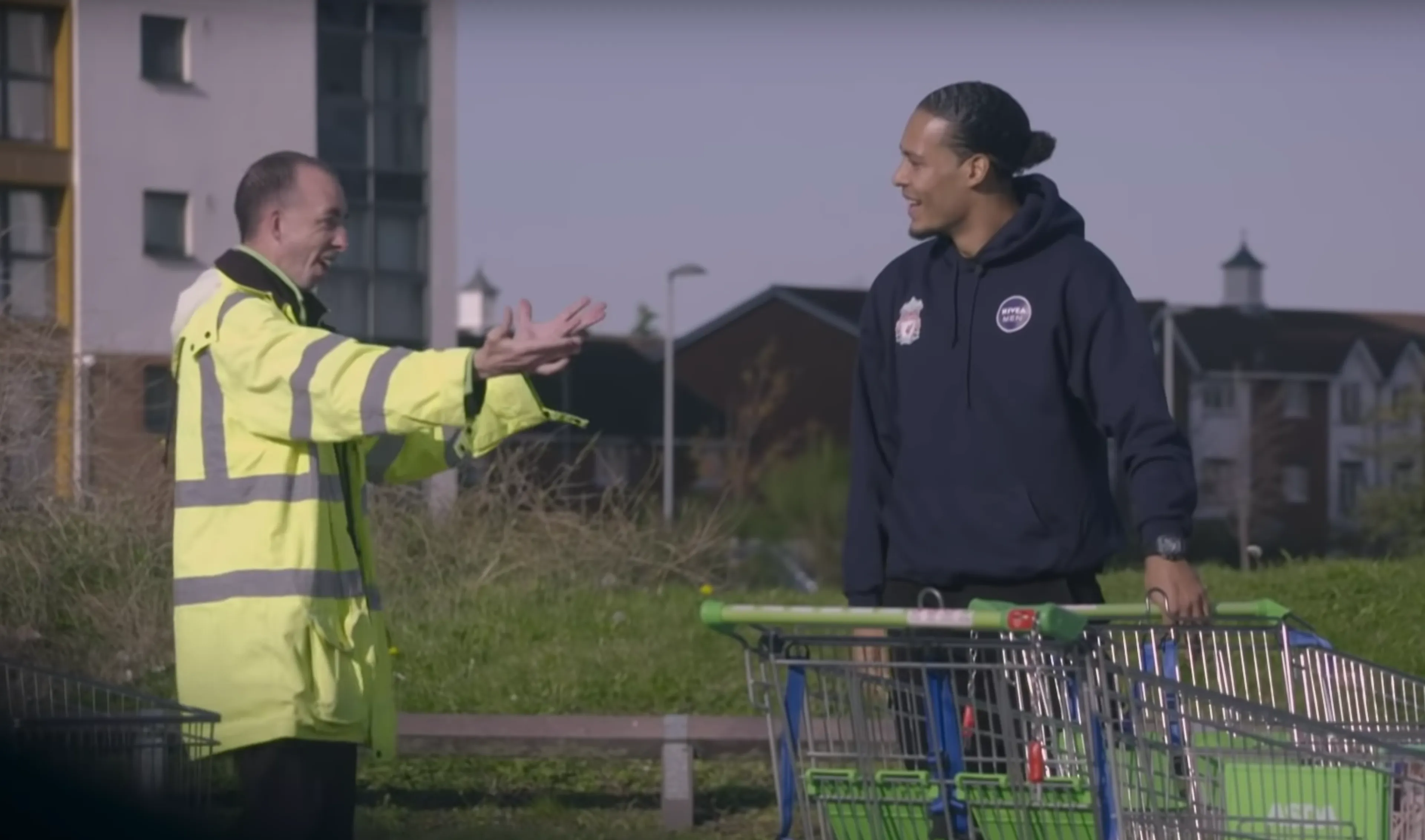 Van Dijk verrast Liverpool-fan op werk, neemt hem mee naar trainingscomplex
