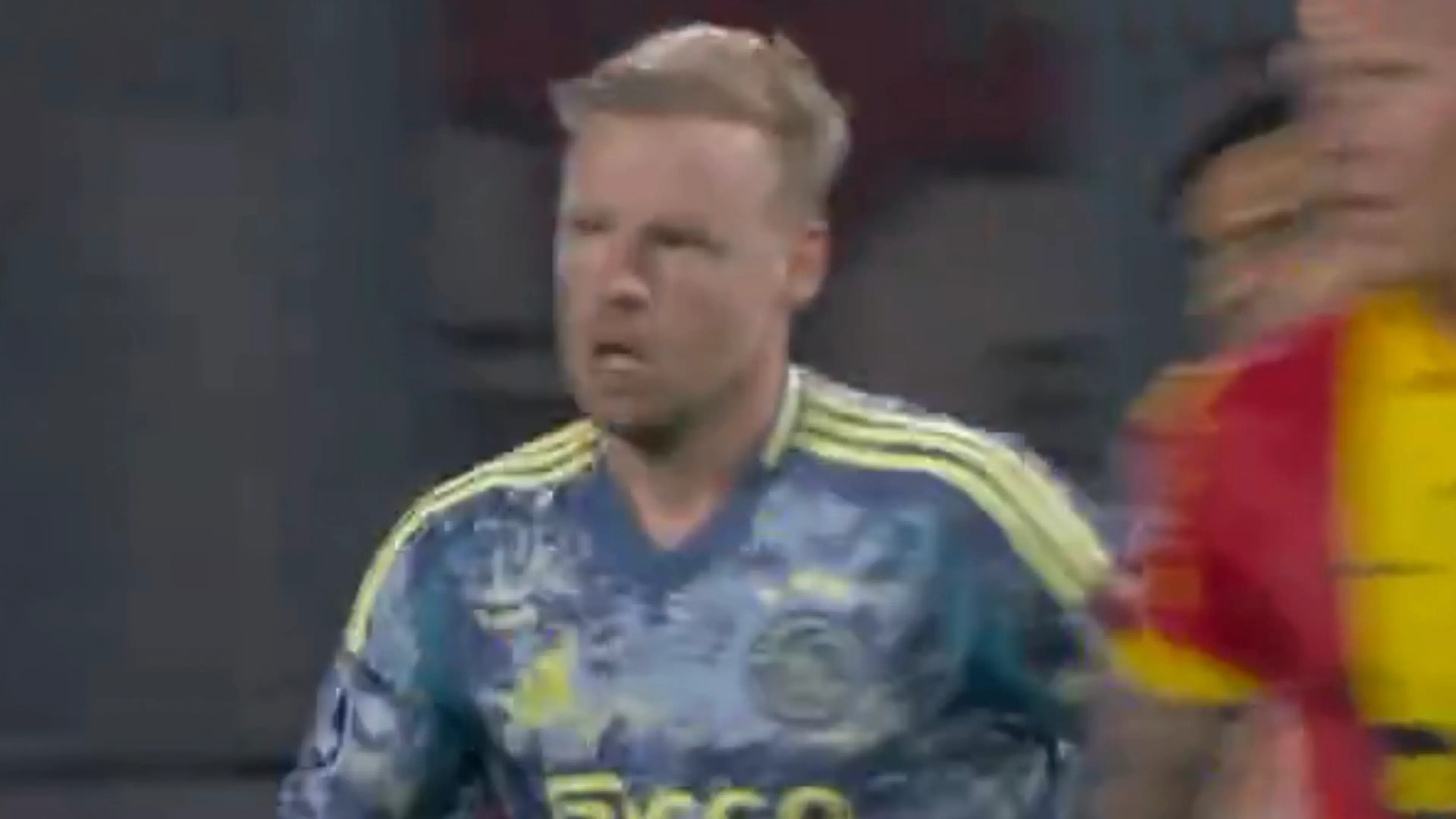 Videogoal: Davy Klaassen brengt Ajax terug in de wedstrijd tegen Go Ahead Eagles