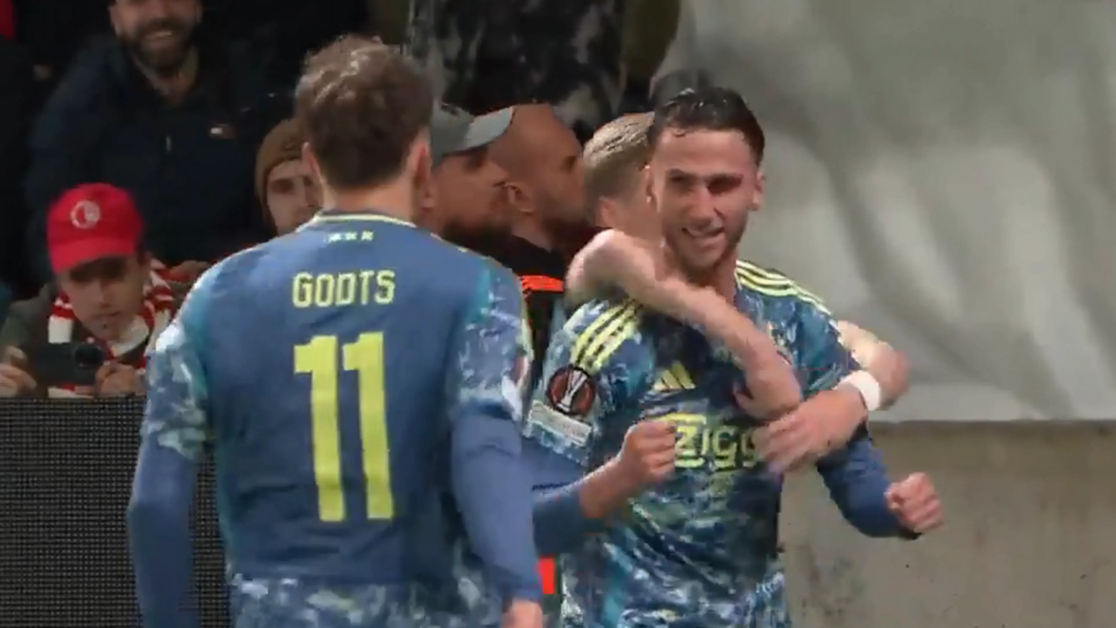 Videogoal: Branco van den Boomen zet Ajax op voorsprong op bezoek bij Slavia Praag
