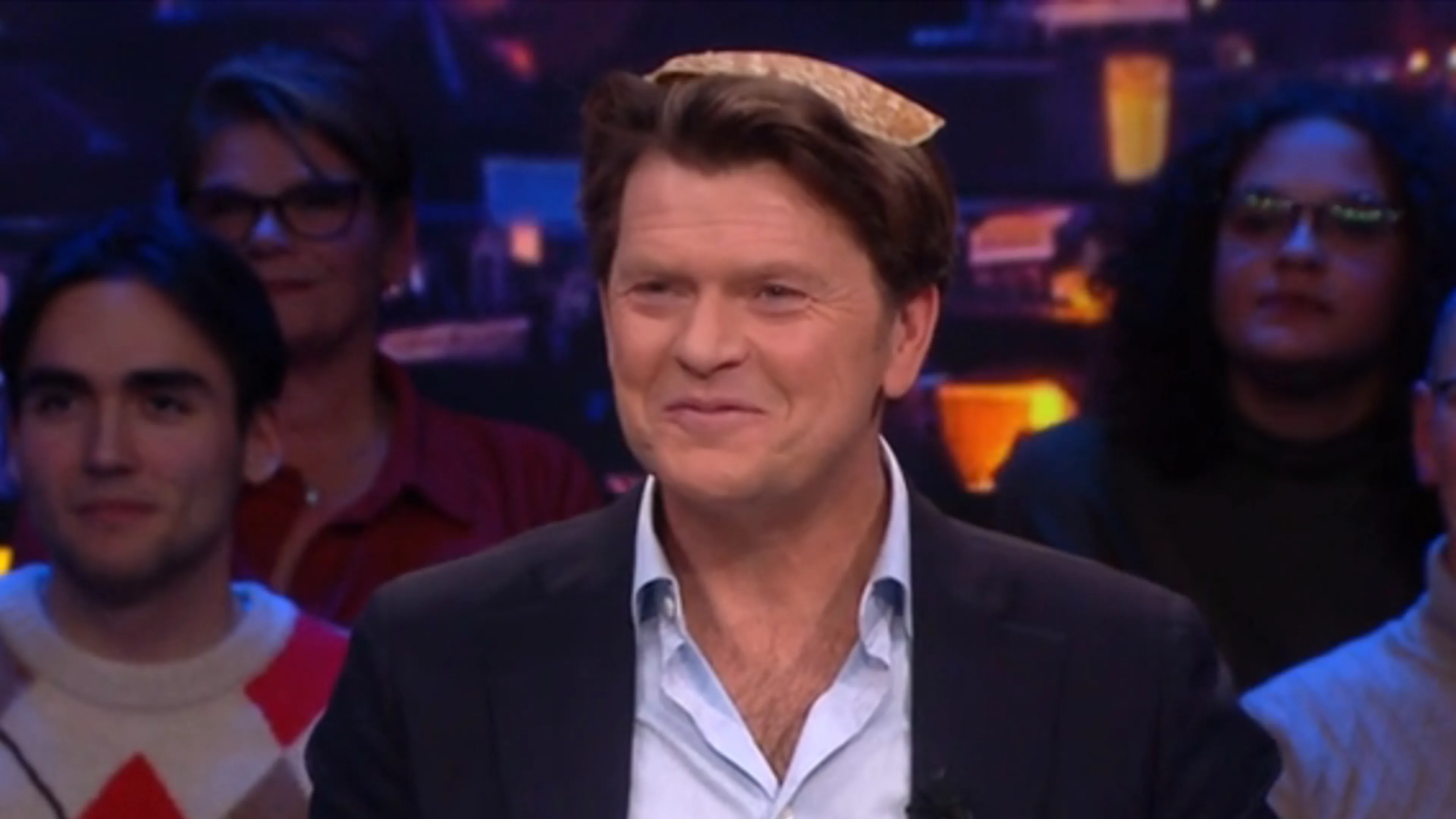 Beau van Erven Dorens presenteert deel van uitzending met pannenkoek op zijn hoofd