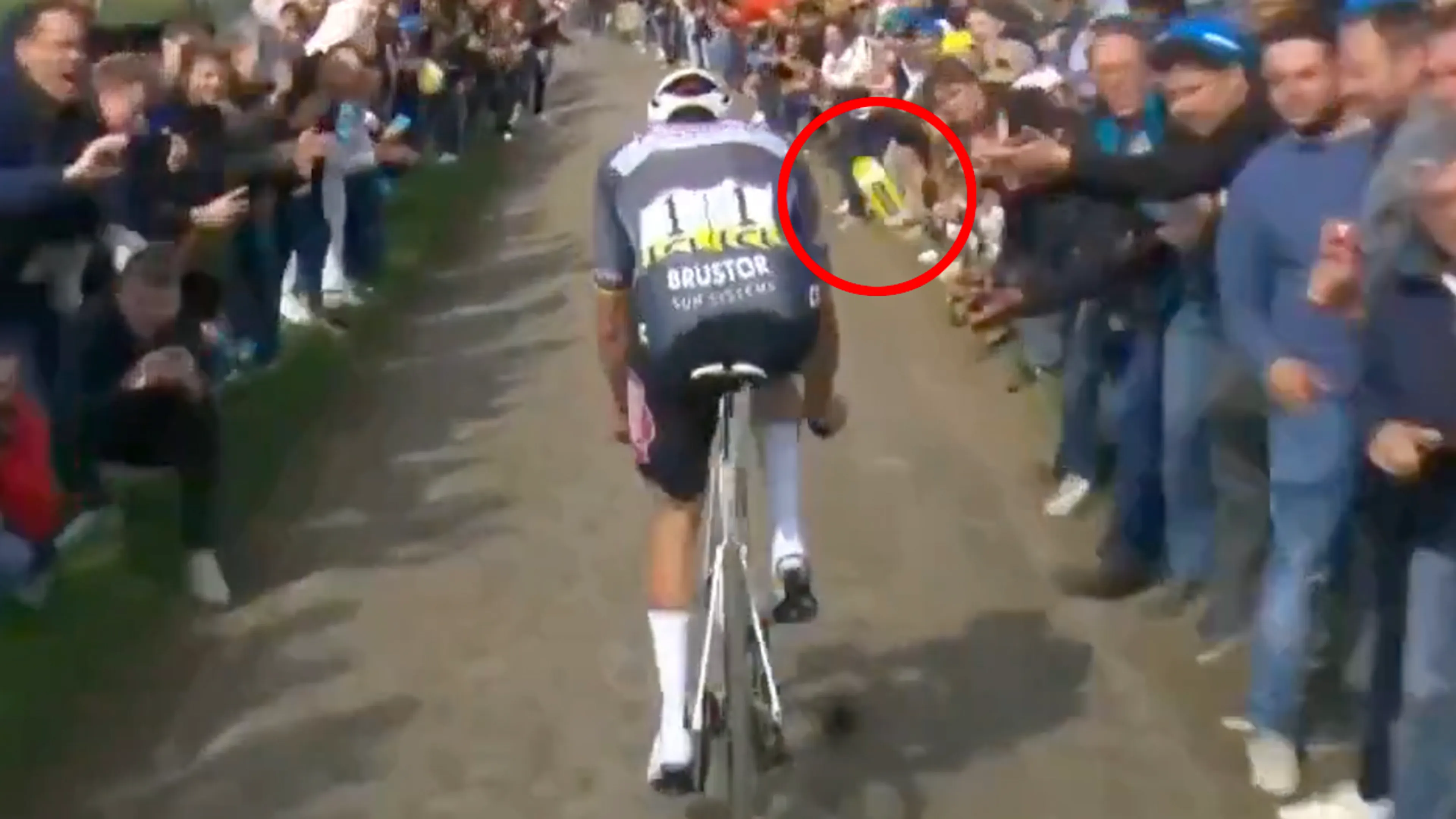 Man die bidon gooide naar Mathieu van der Poel meldt zich bij politie