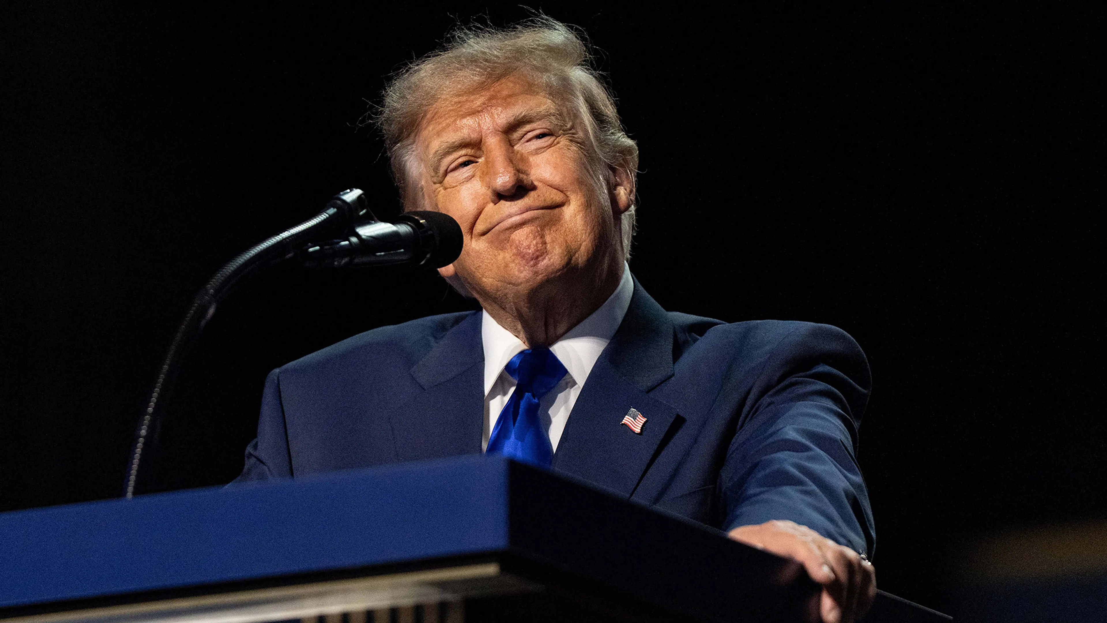 Donald Trump trekt de portemonnee; belooft iedere volwassen Amerikaan 5.000 dollar