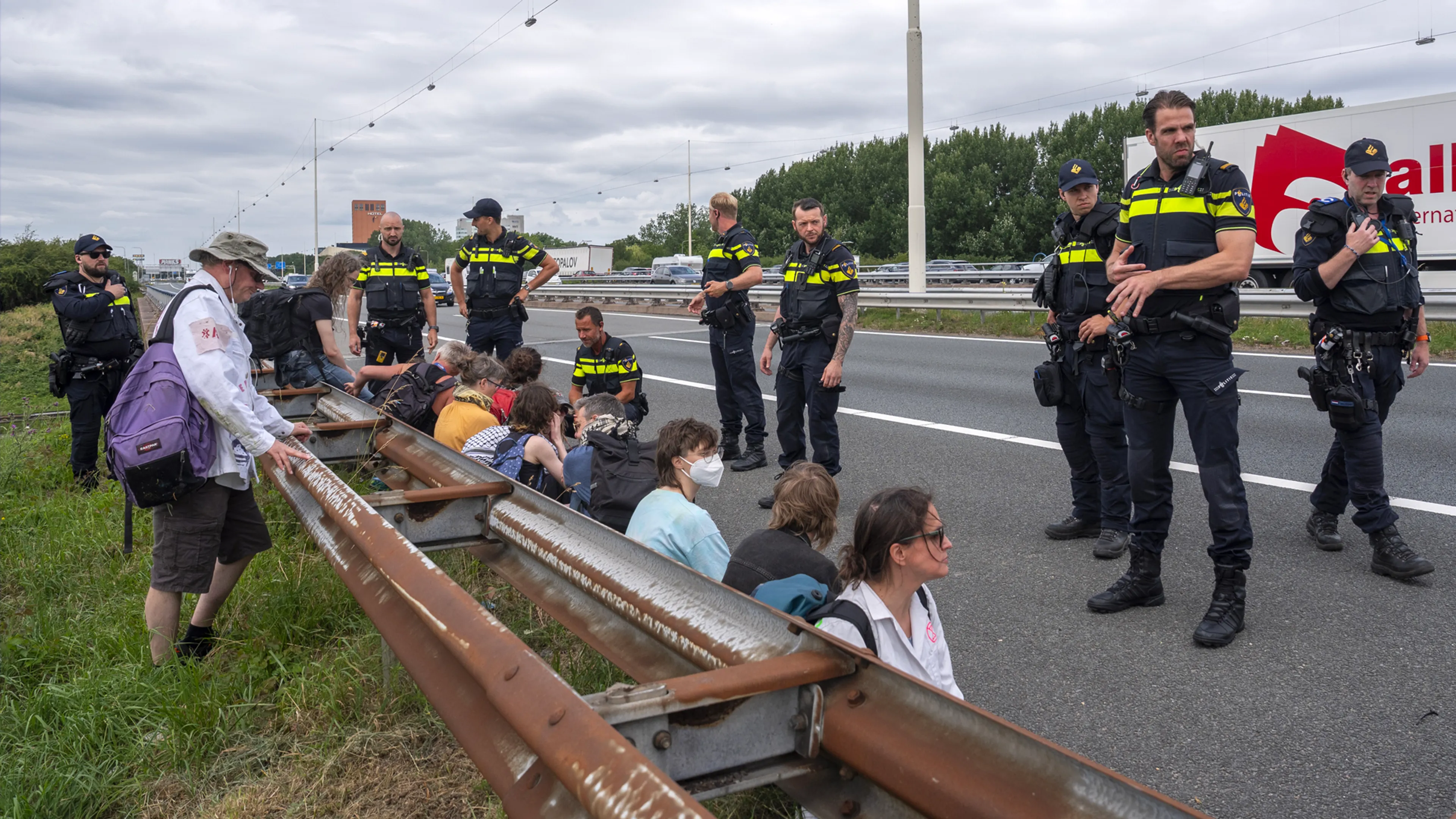 Boeren dwarsbomen klimaatdemonstratie Extinction Rebellion bij A12