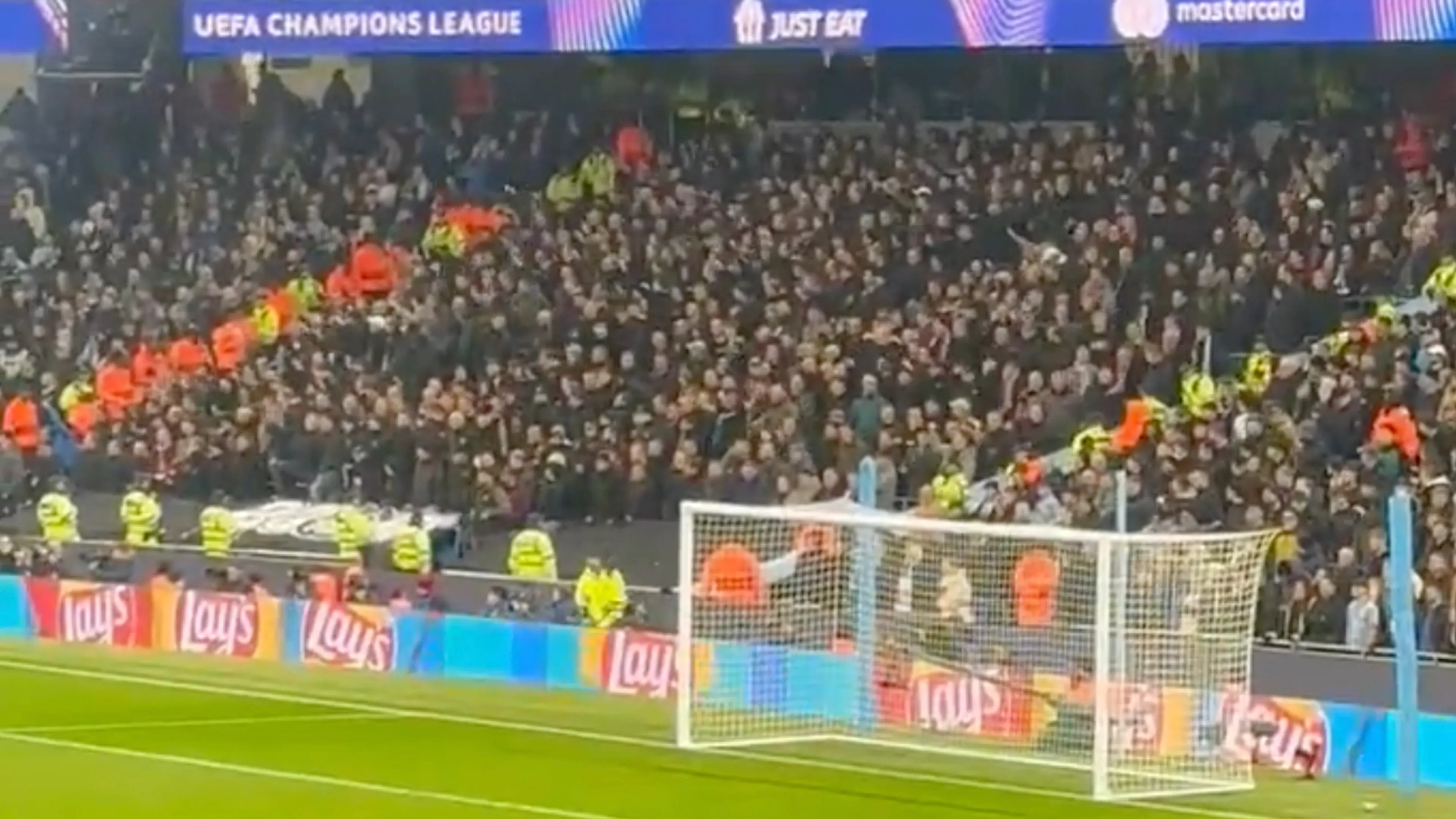Video: Feyenoord-fans zingen Arne Slot toe in uitvak Manchester City