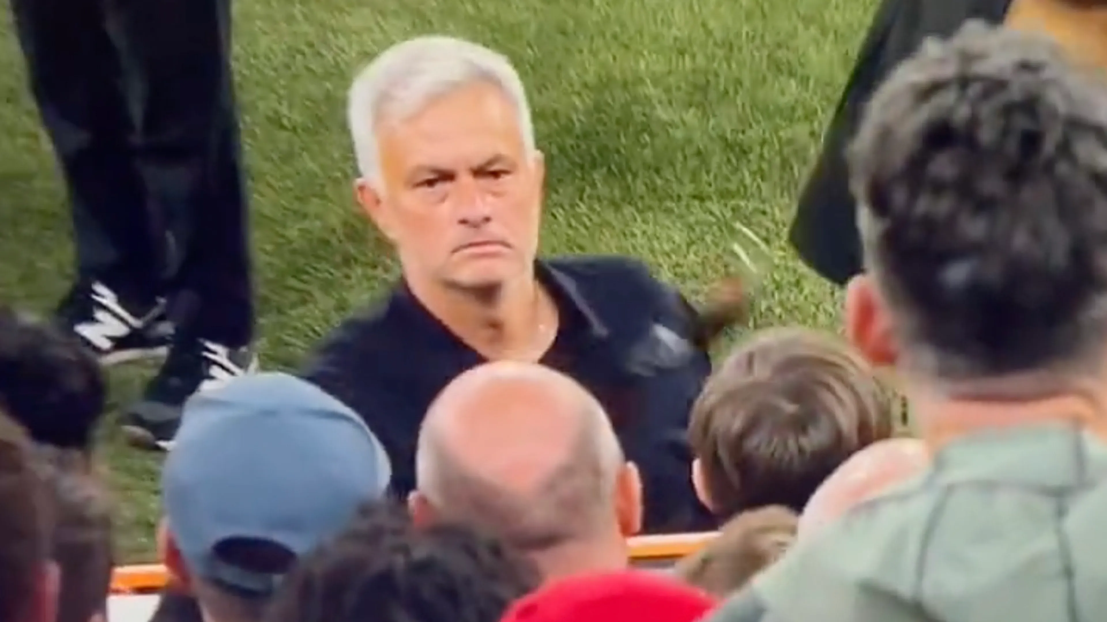 Video: Mourinho gooit medaille naar supporter na verloren Europa League-finale