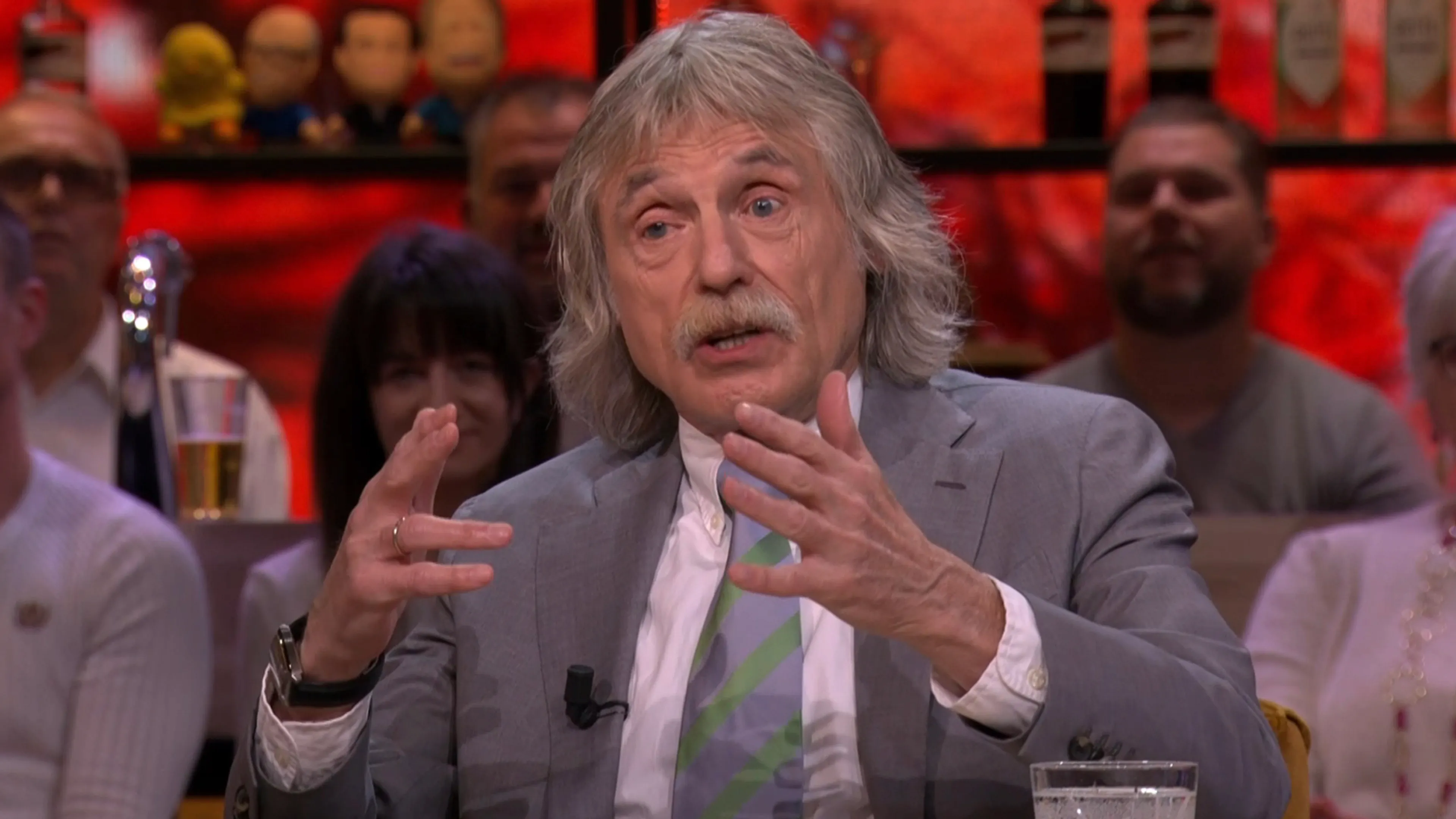 Johan ziet niets in alcoholverbod in tv-series: 'Het leven moet realistisch worden weergegeven'