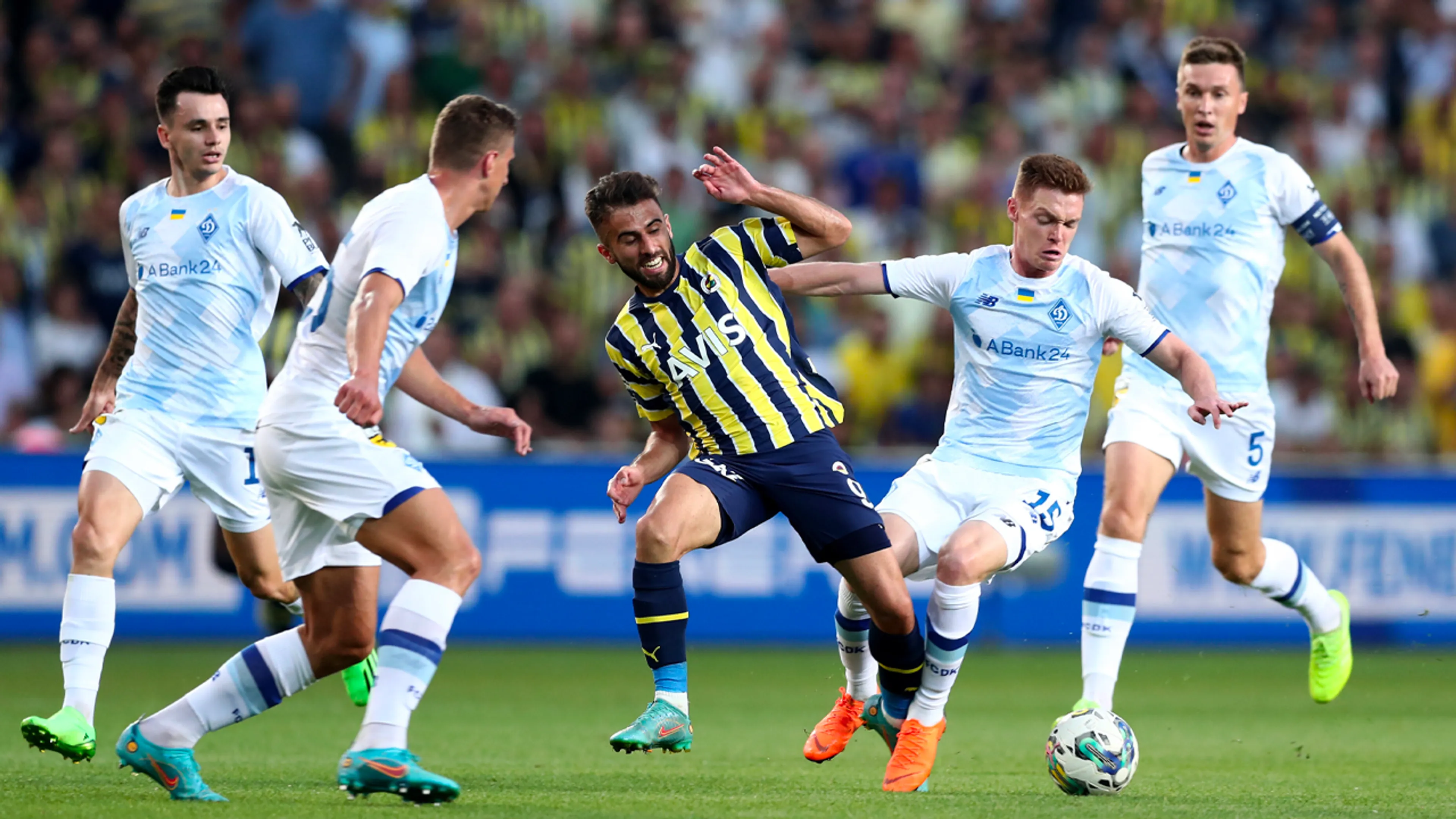 Fenerbahçe beboet vanwege scanderen naam Poetin in duel tegen Dynamo Kiev