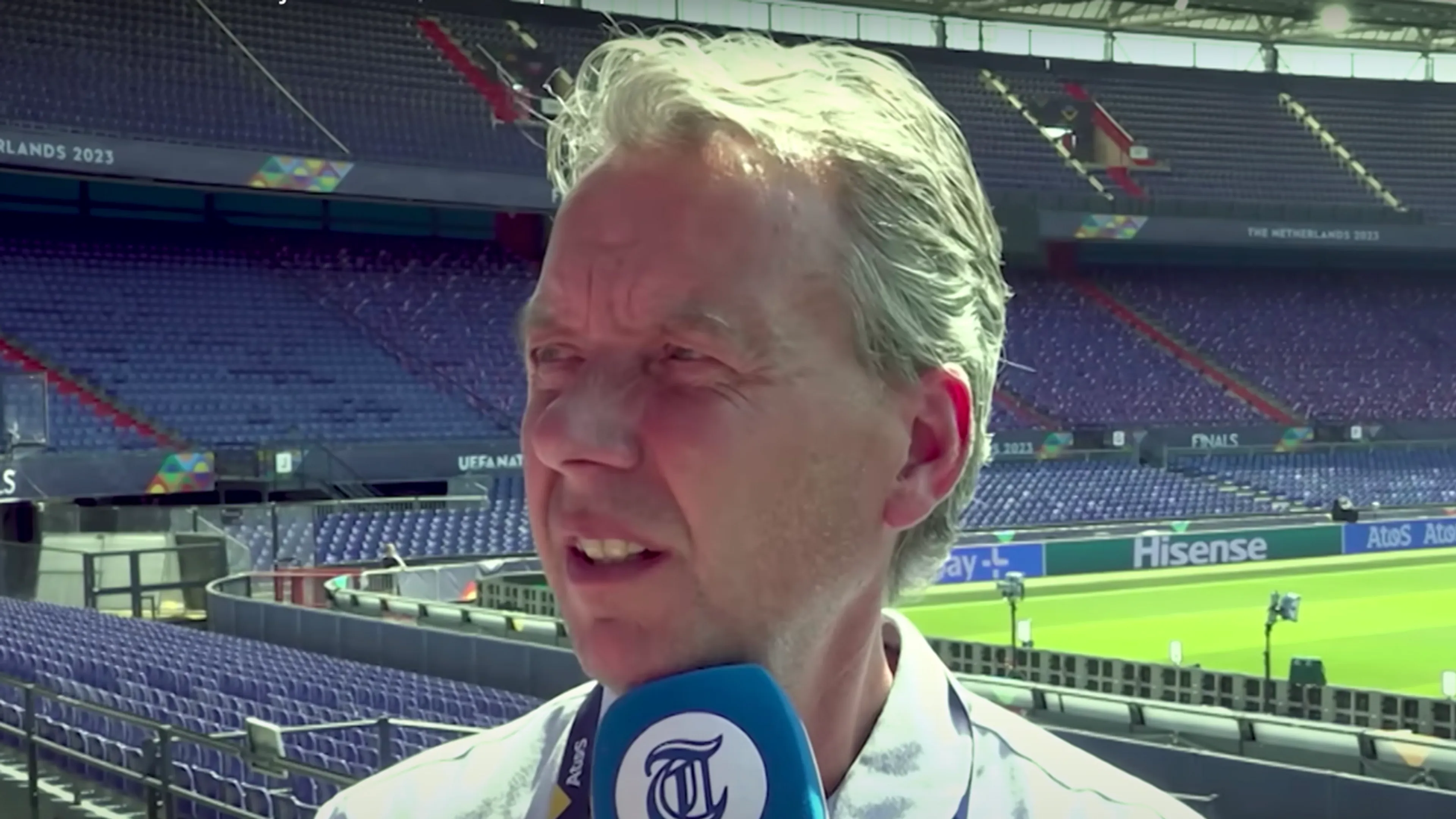 Video: Valentijn weggestuurd uit De Kuip: 'Dit gaat natuurlijk helemaal nergens over!'