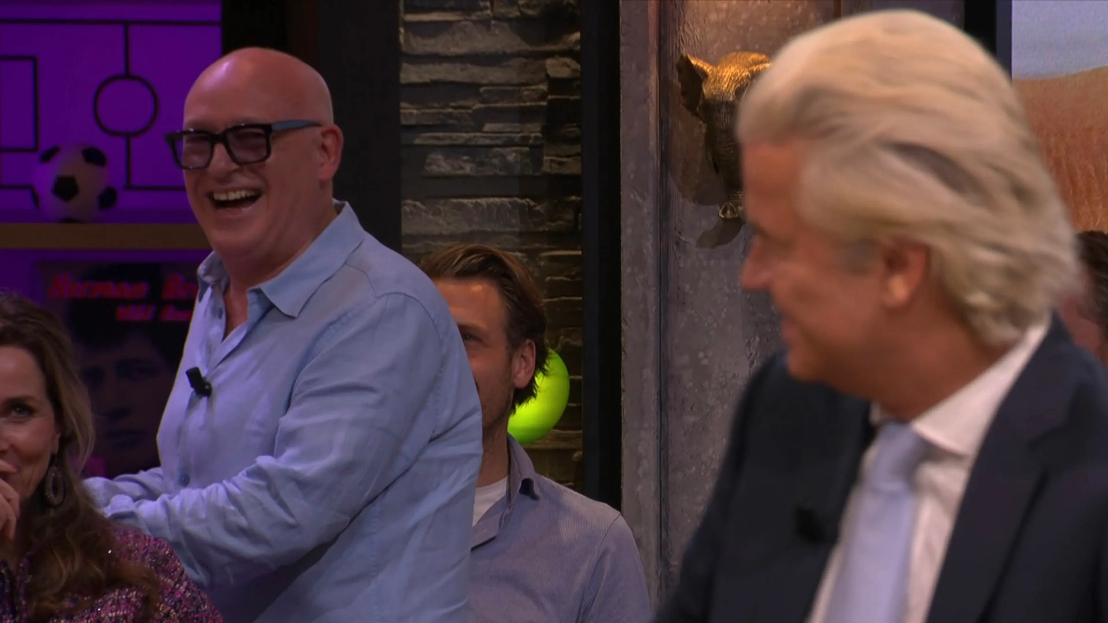 René van der Gijp haalt mes om taart te snijden: 'Die bewaker van Wilders wordt helemaal gek!'
