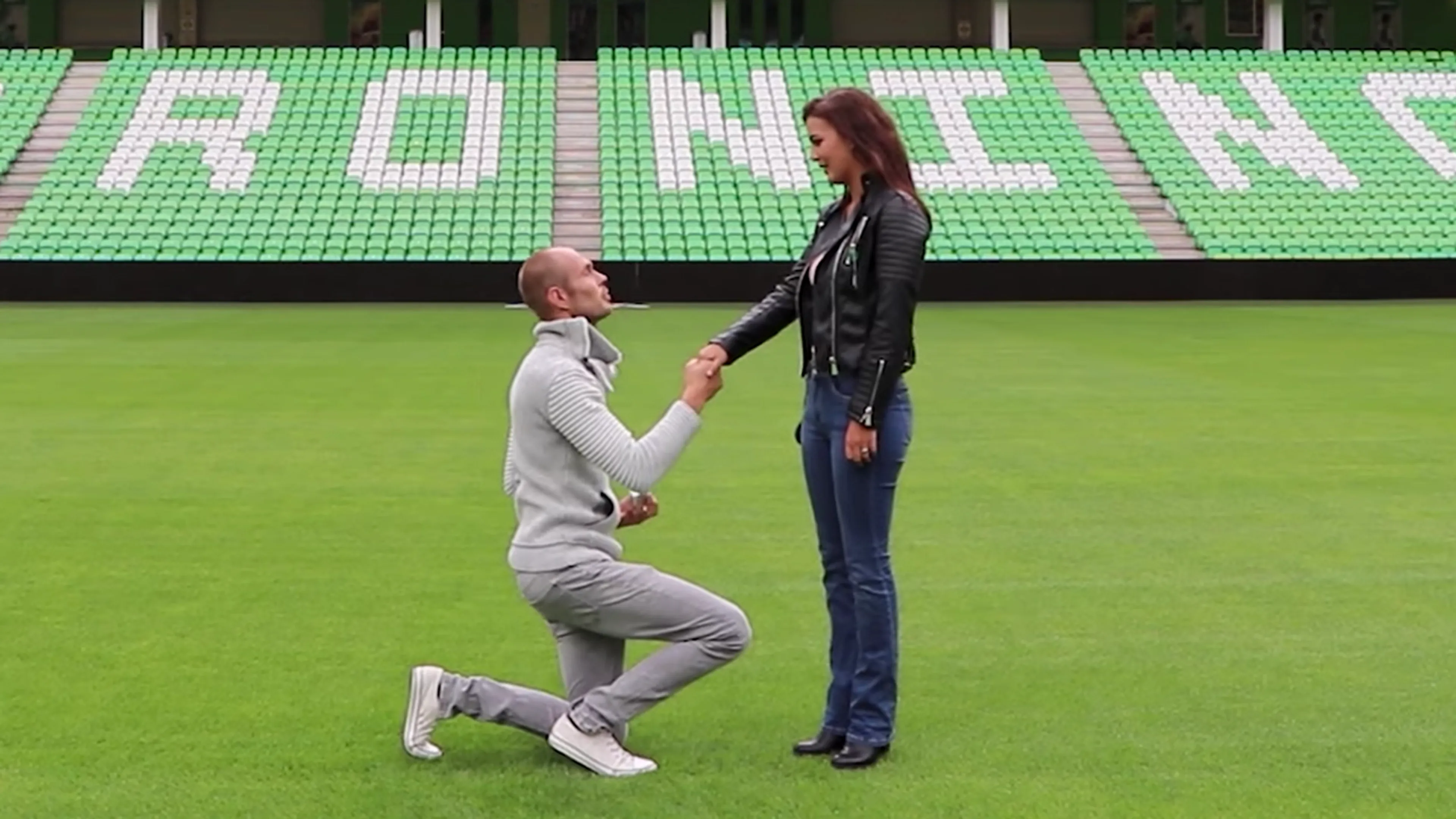 Huwelijksaanzoek op de middenstip bij FC Groningen
