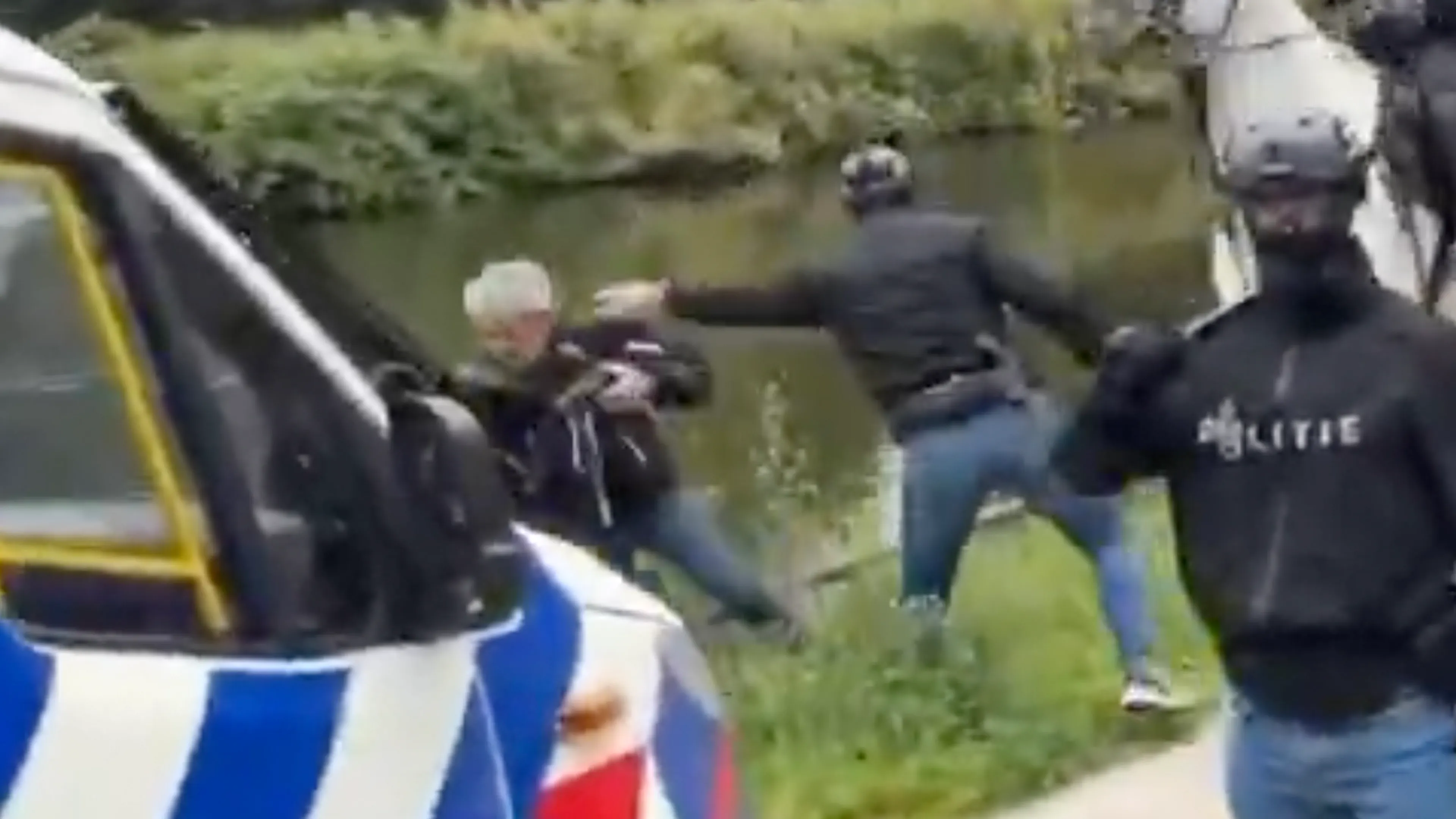 Video: Journalist belandt in water tijdens politie-inzet bij rellen Malieveld 
