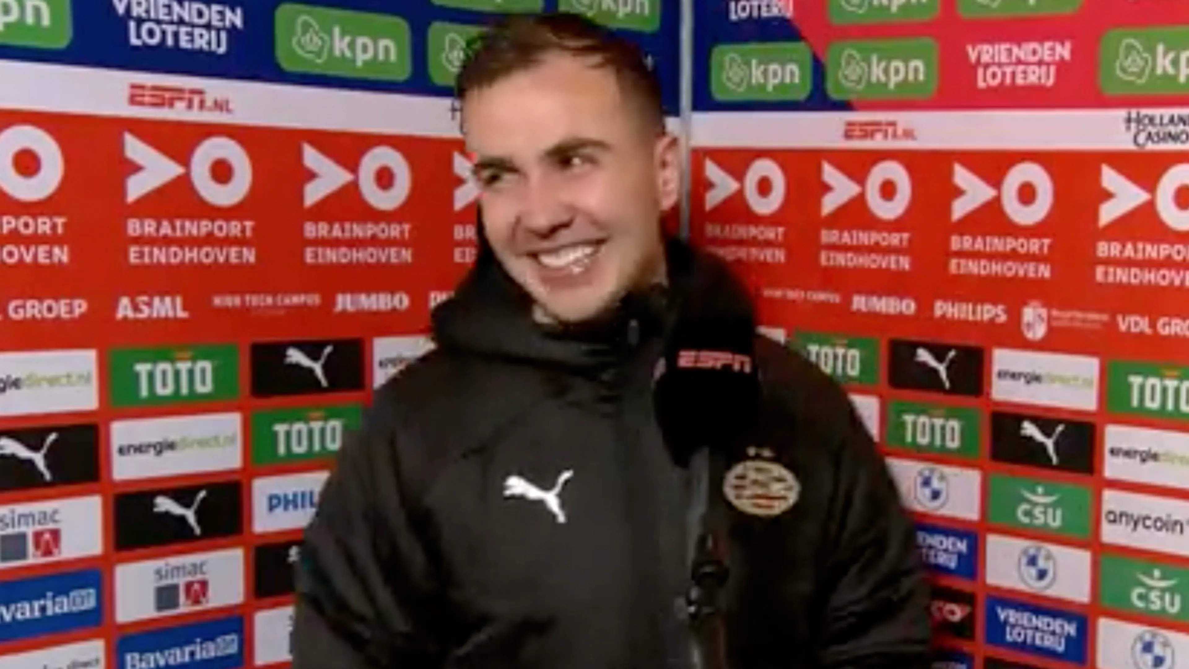 VIDEO: Hans Kraay jr. vraagt Mario Götze naar 'sneaky balls'