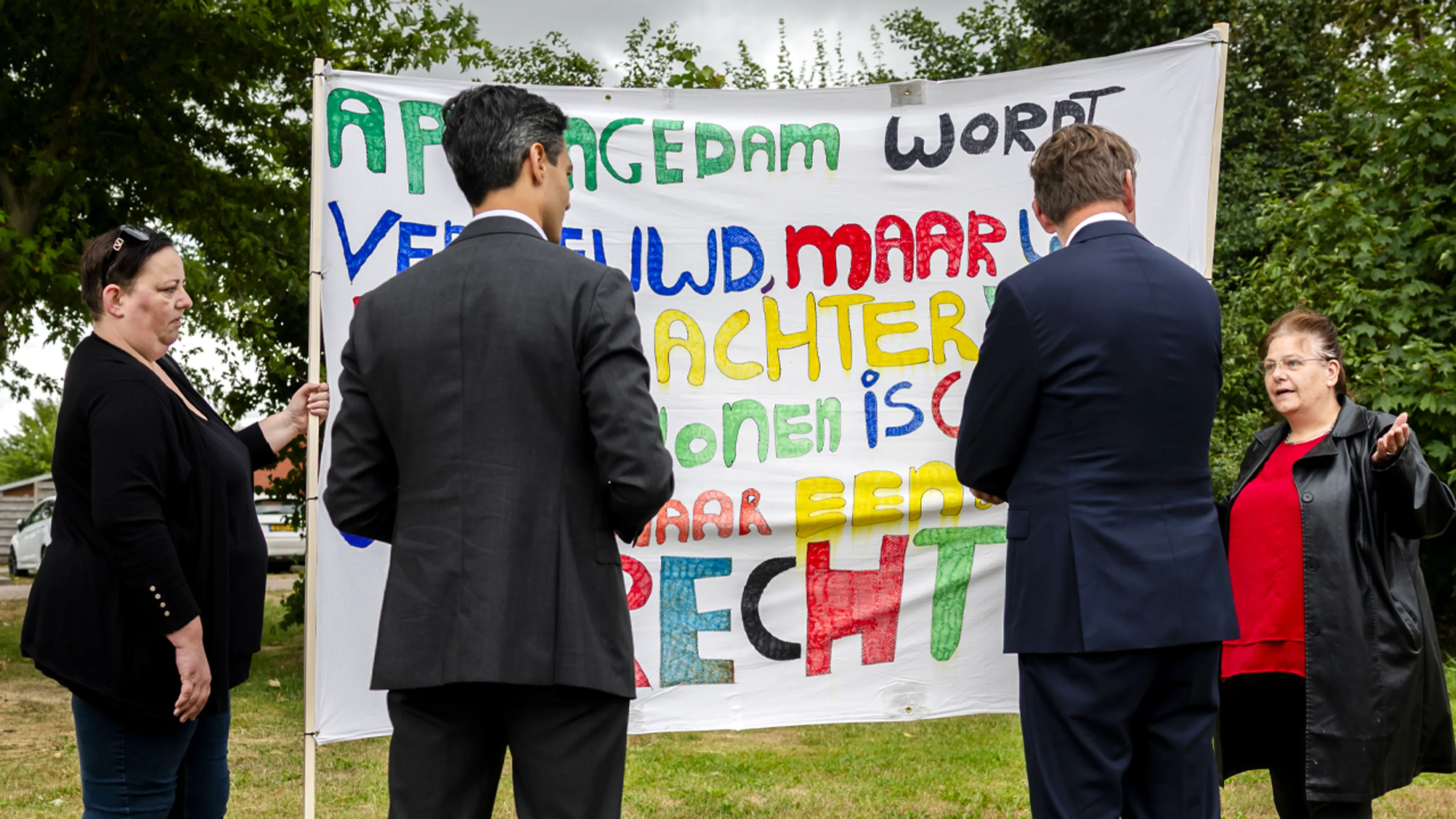 Rob Jetten opgewacht door bewoners met spandoeken bij werkbezoek aan Groningen
