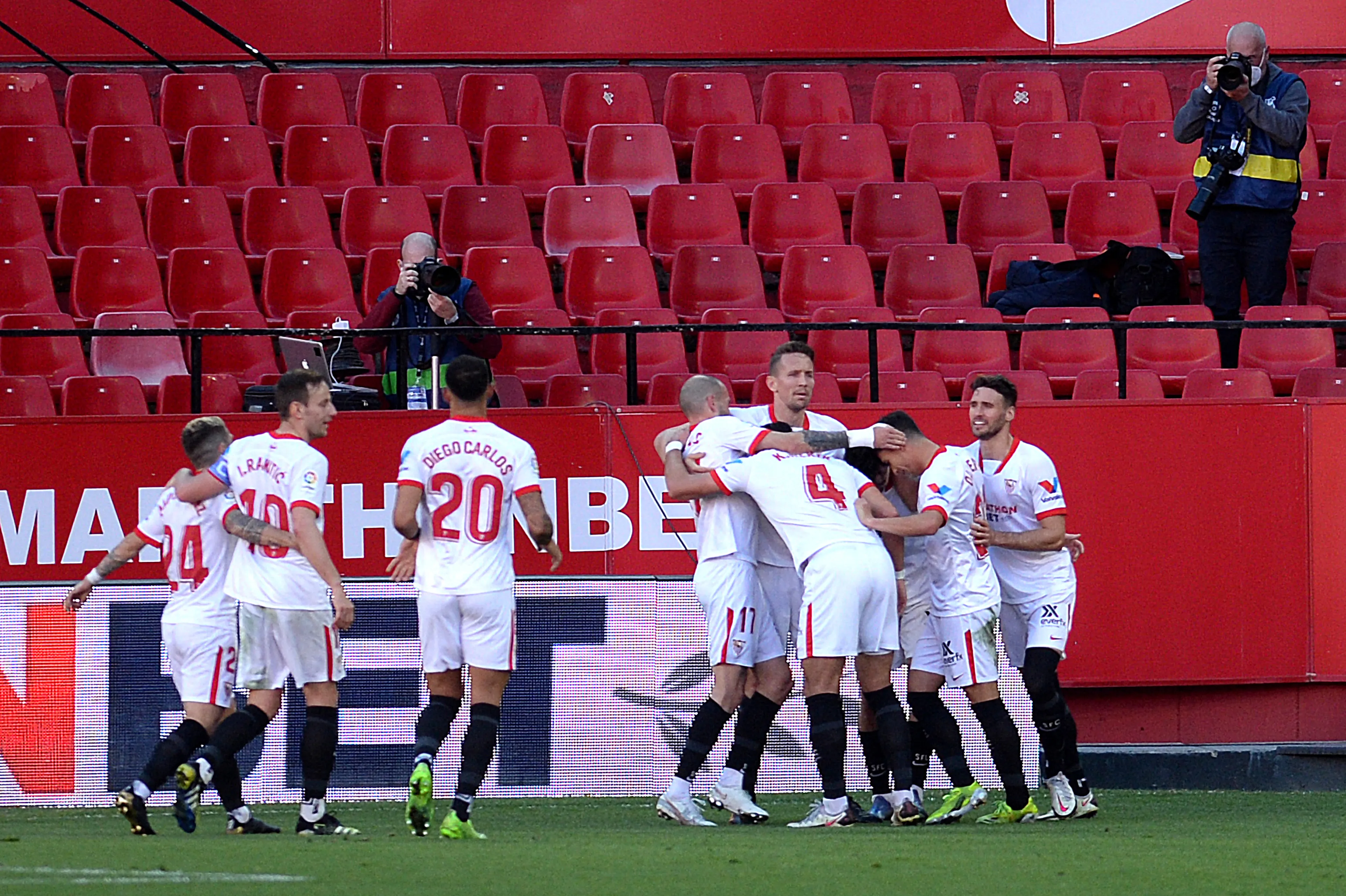 Keeper Bono schiet Sevilla diep in blessuretijd naar gelijkspel
