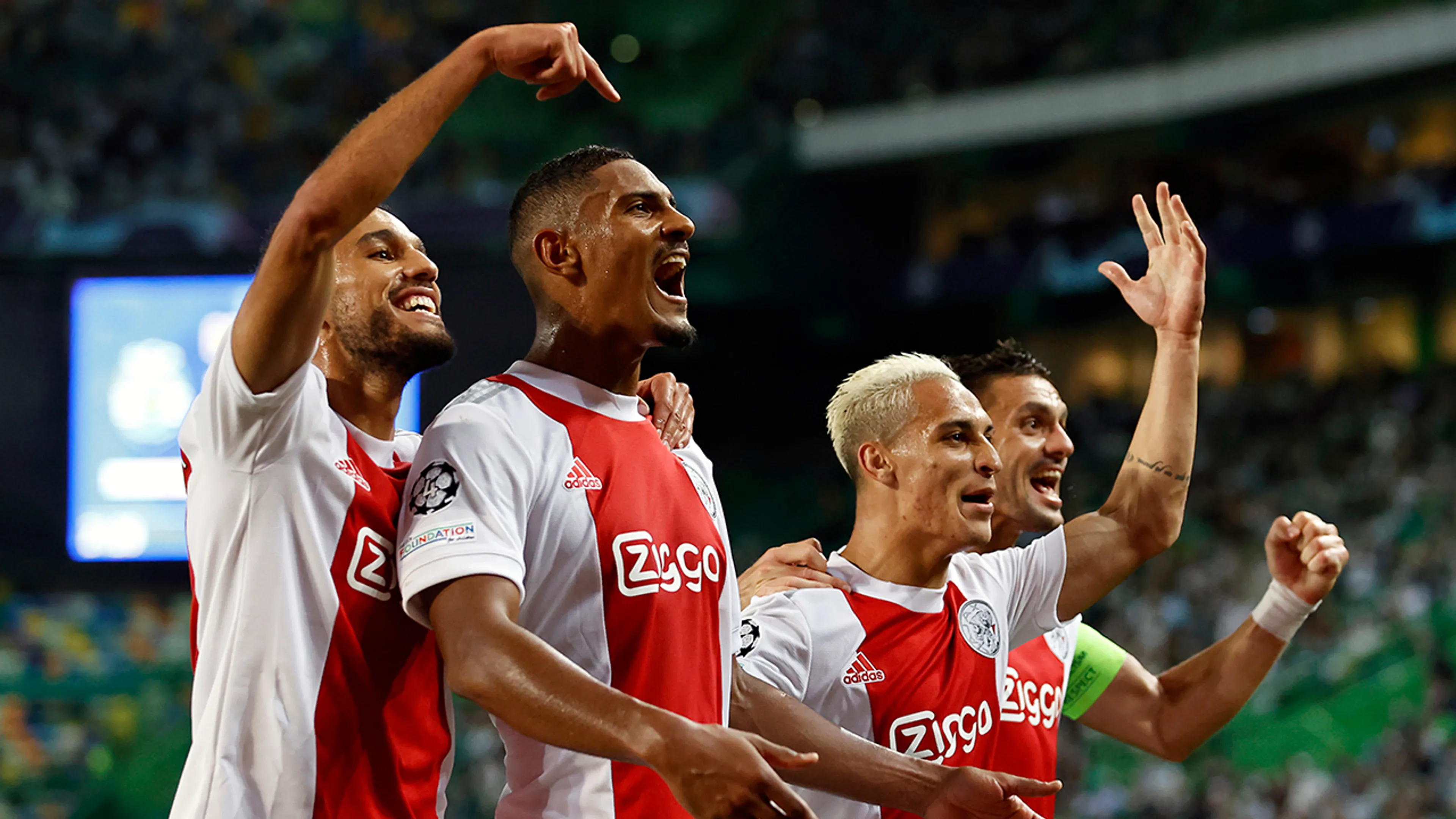 ‘FC Barcelona afgewezen: Ajax sluit winterse transfer Mazraoui uit’