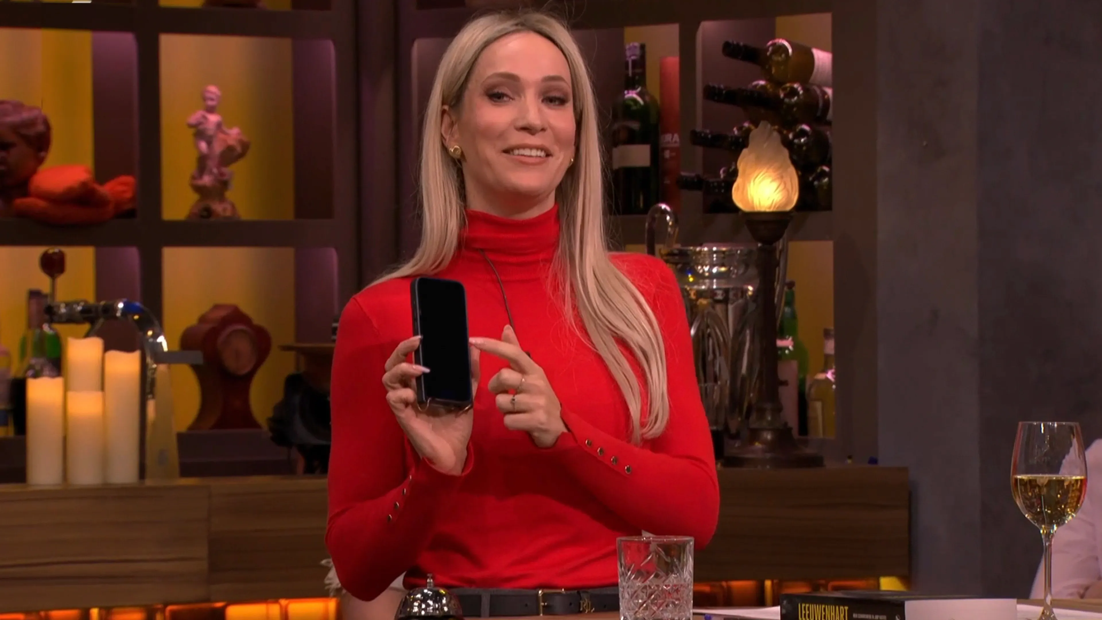 Hélène Hendriks corrigeert gast in live uitzending na appje: 'Je zit uit je nek te lullen!'