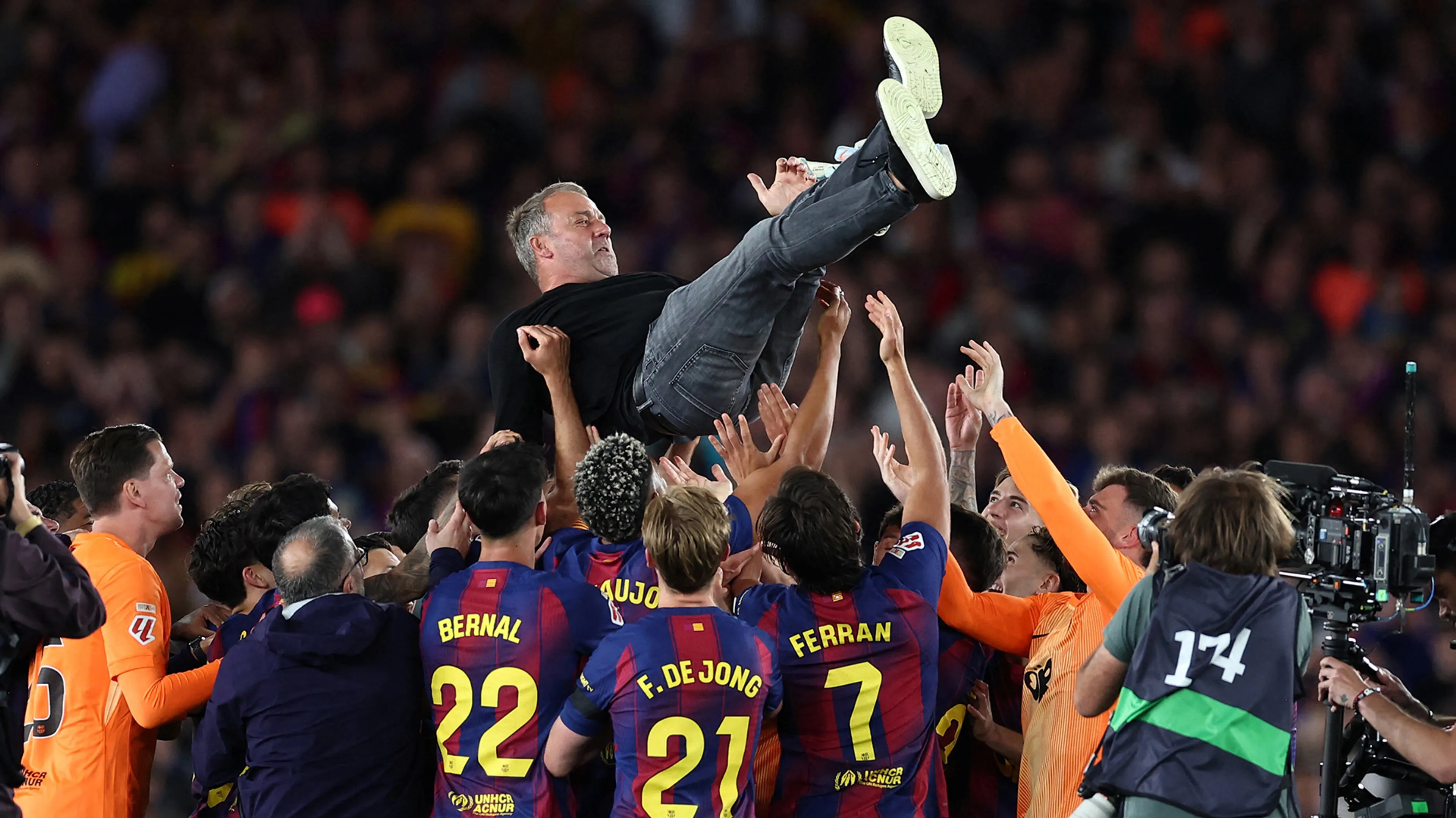Frenkie de Jong kroont zich met FC Barcelona tot kampioen na zege op aartsrivaal Real Madrid