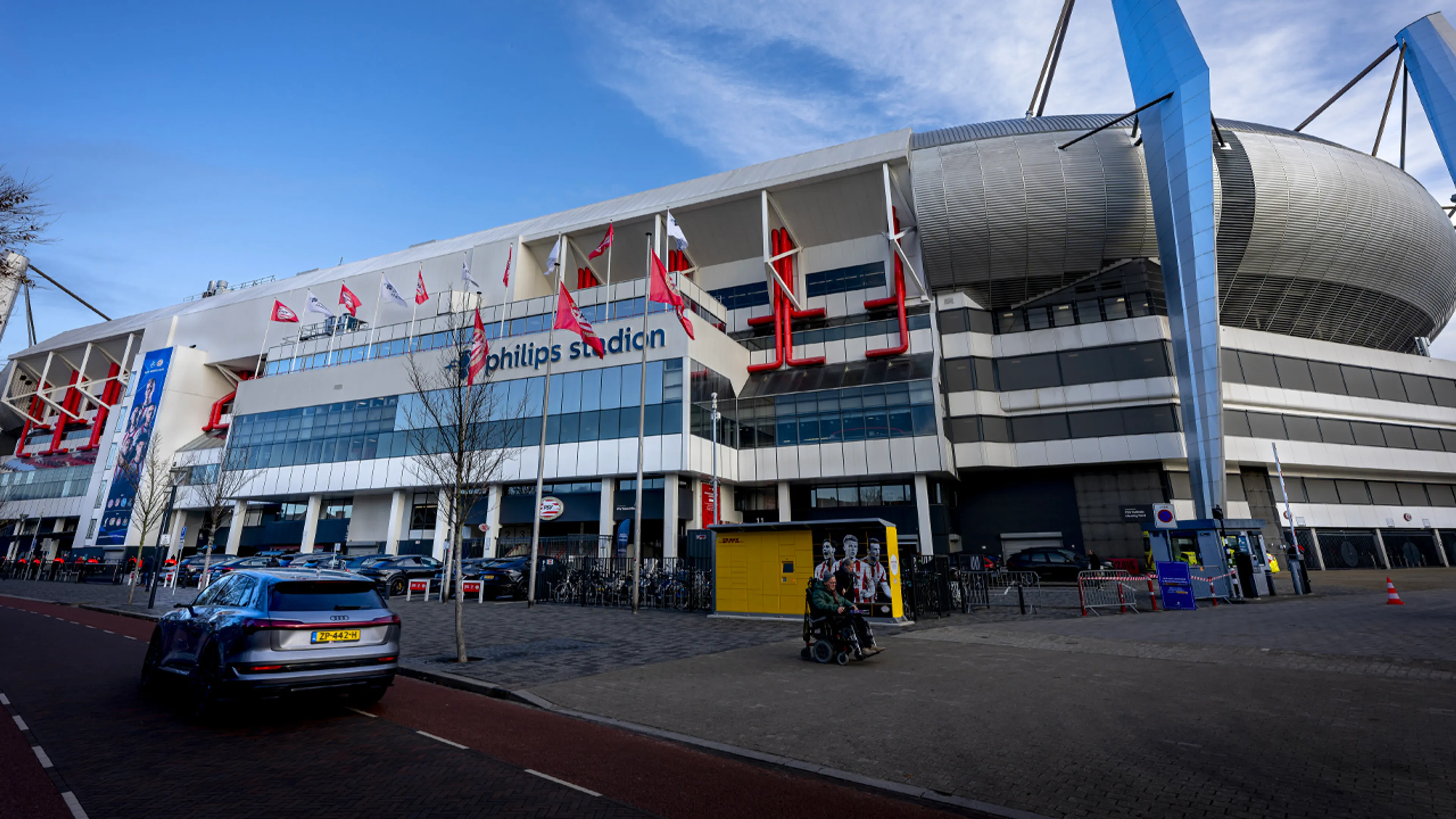 Blunder of bewuste fout? 'PVS' wenst iedereen een sportief 2026 op spandoek op Philips Stadion