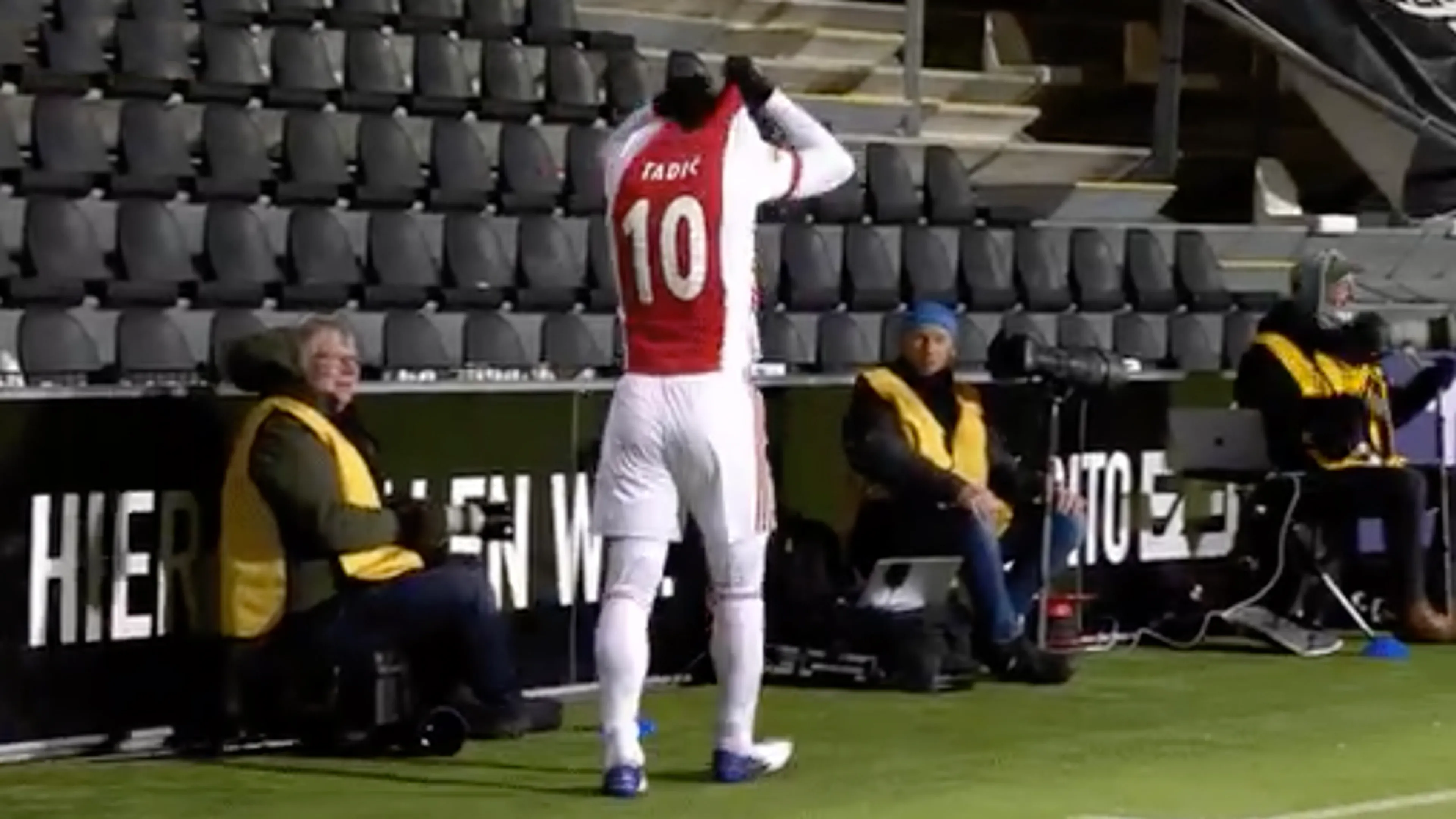 Fotograaf bij Heracles-Ajax vertelt waarom hij het shirt van Tadić kreeg