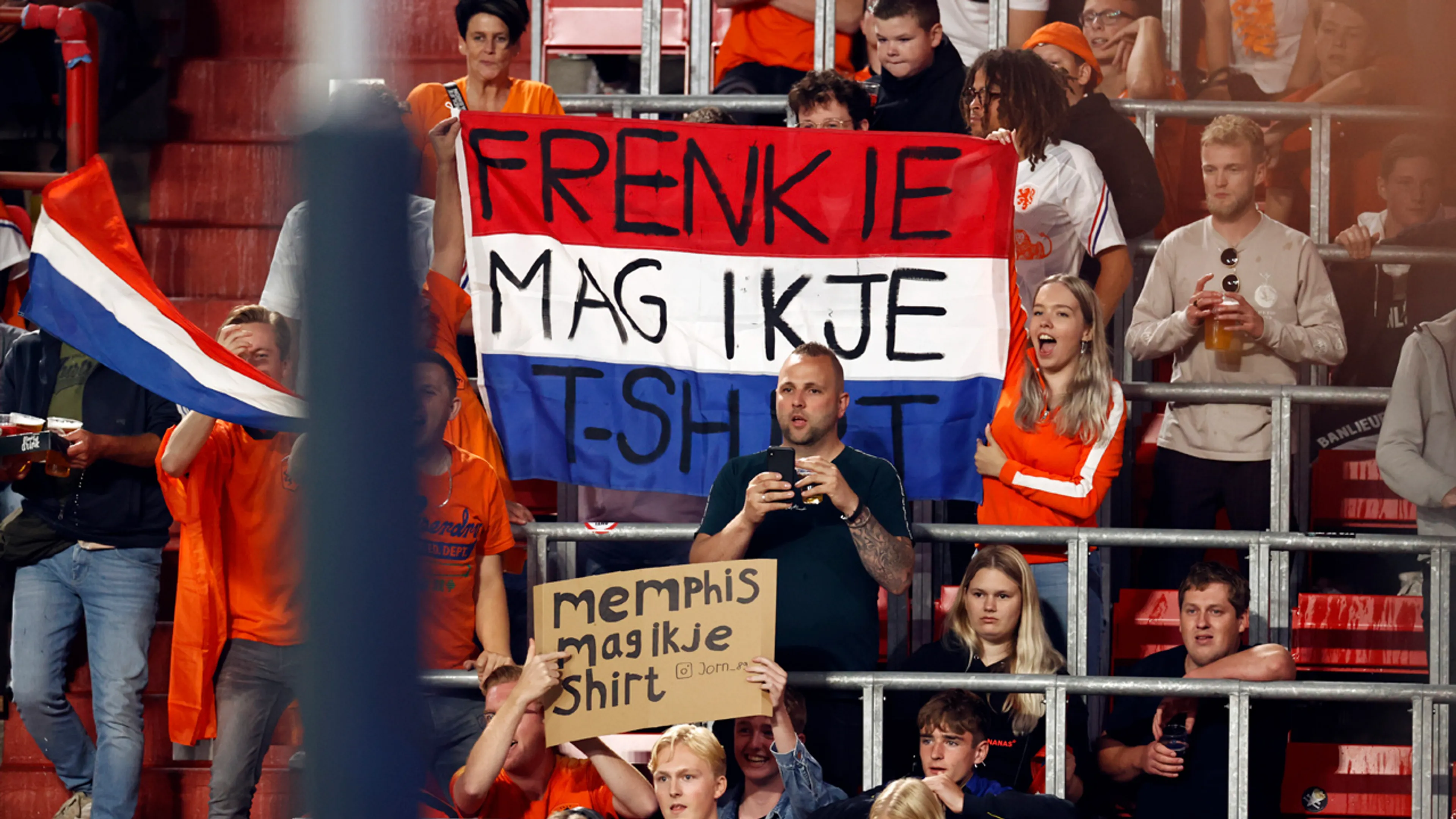 'Ieder kind dat met zo’n bord het stadion in loopt, moet zijn Playstation inleveren bij Van Gaal'